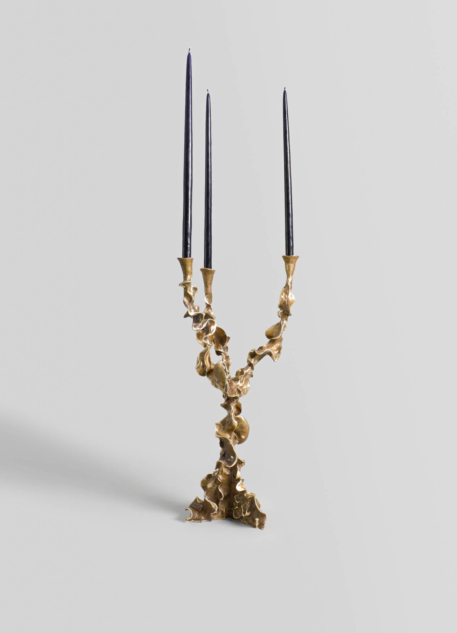 Indiano Candelabro Zafferano in ottone, Viya di Vikram Goyal in vendita