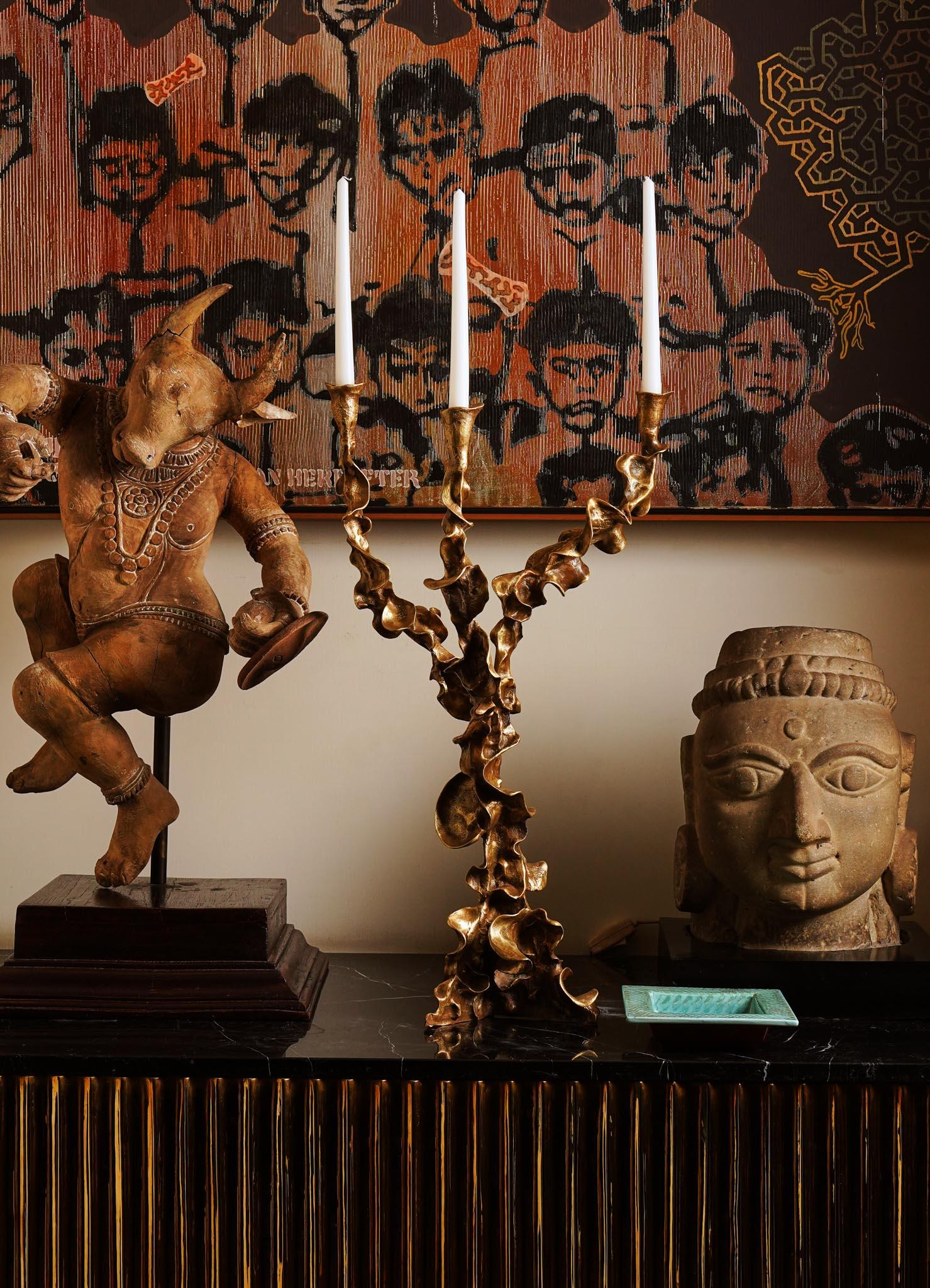 Ottone Candelabro Zafferano in ottone, Viya di Vikram Goyal in vendita