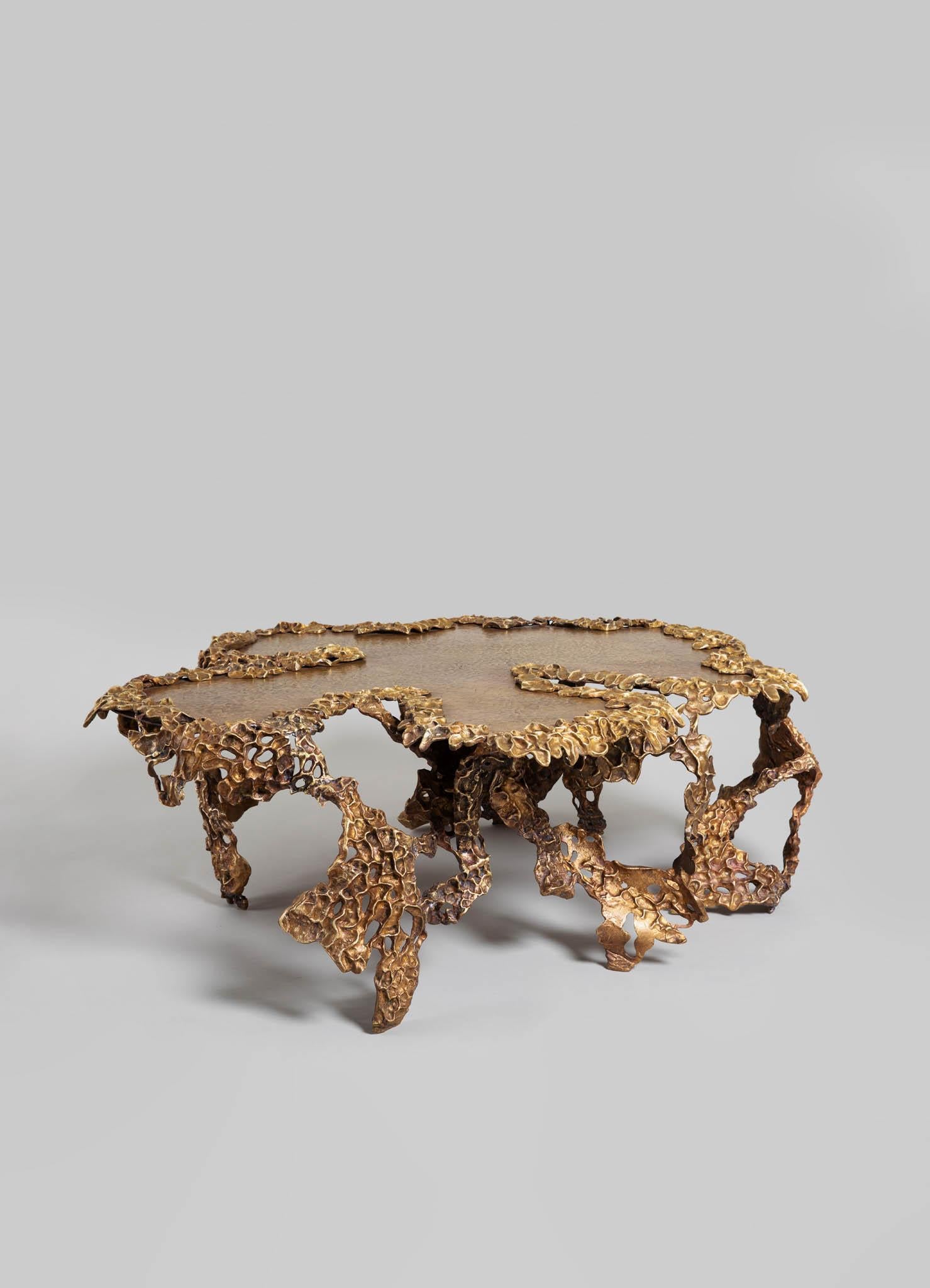 Indien Table basse Saffron en laiton Viya de Vikram Goyal en vente