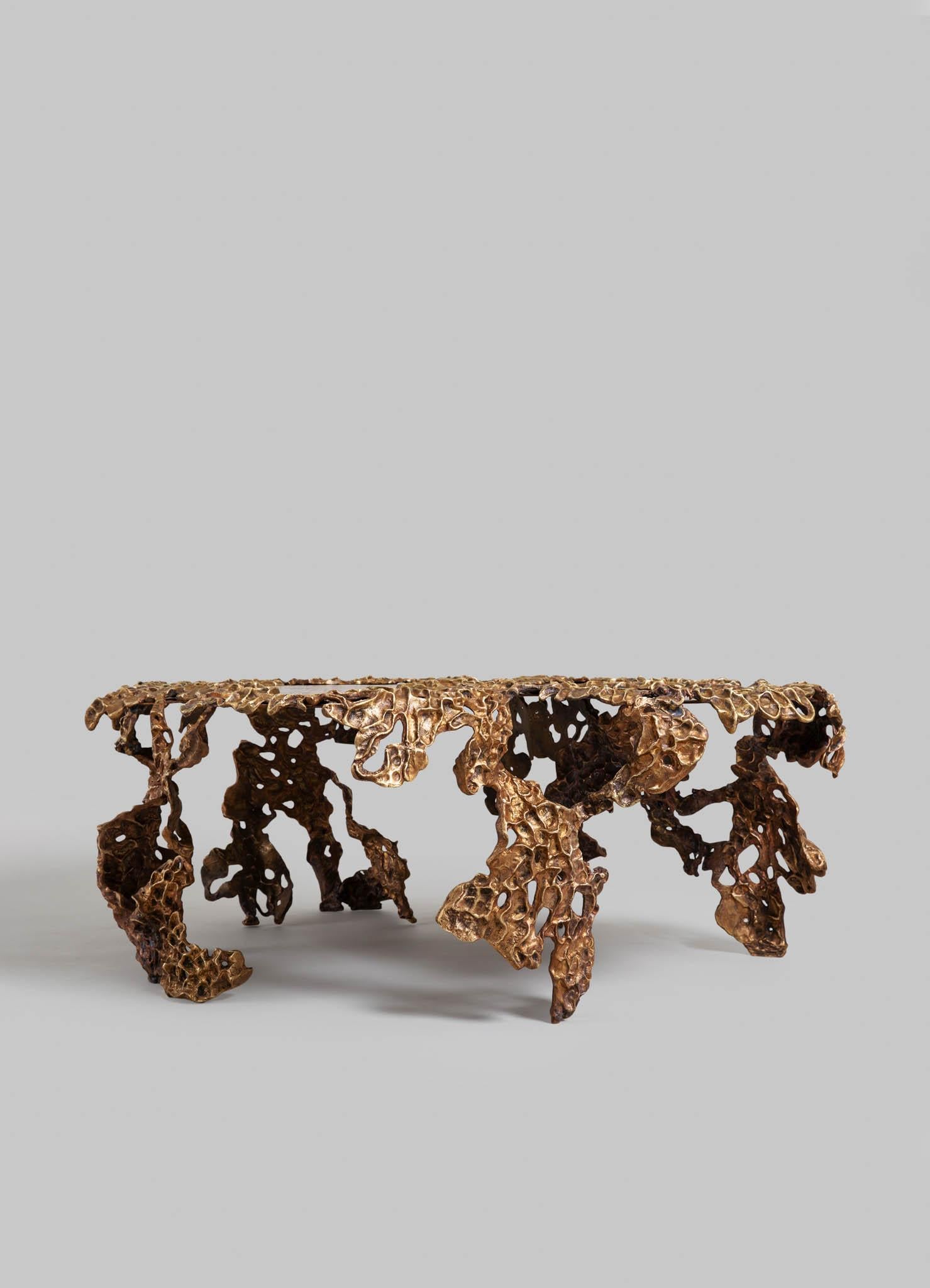 Moulage Table basse Saffron en laiton Viya de Vikram Goyal en vente
