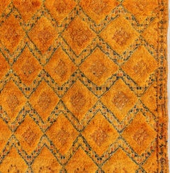 Tapis marocain ancien de couleur safran avec motif géométrique et diamant
