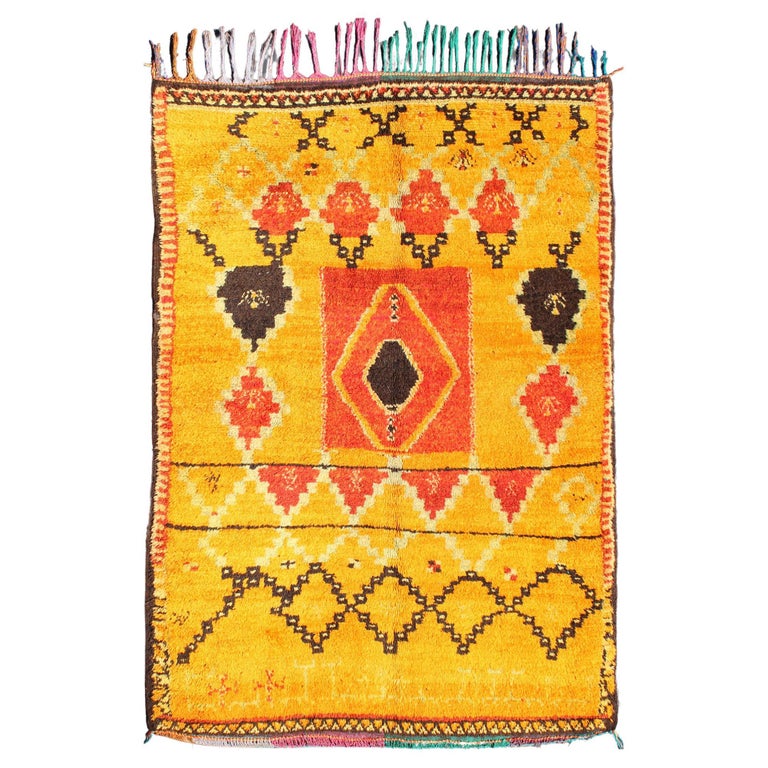 Tapis marocain de couleur safran avec motif géométrique tribal En vente sur  1stDibs