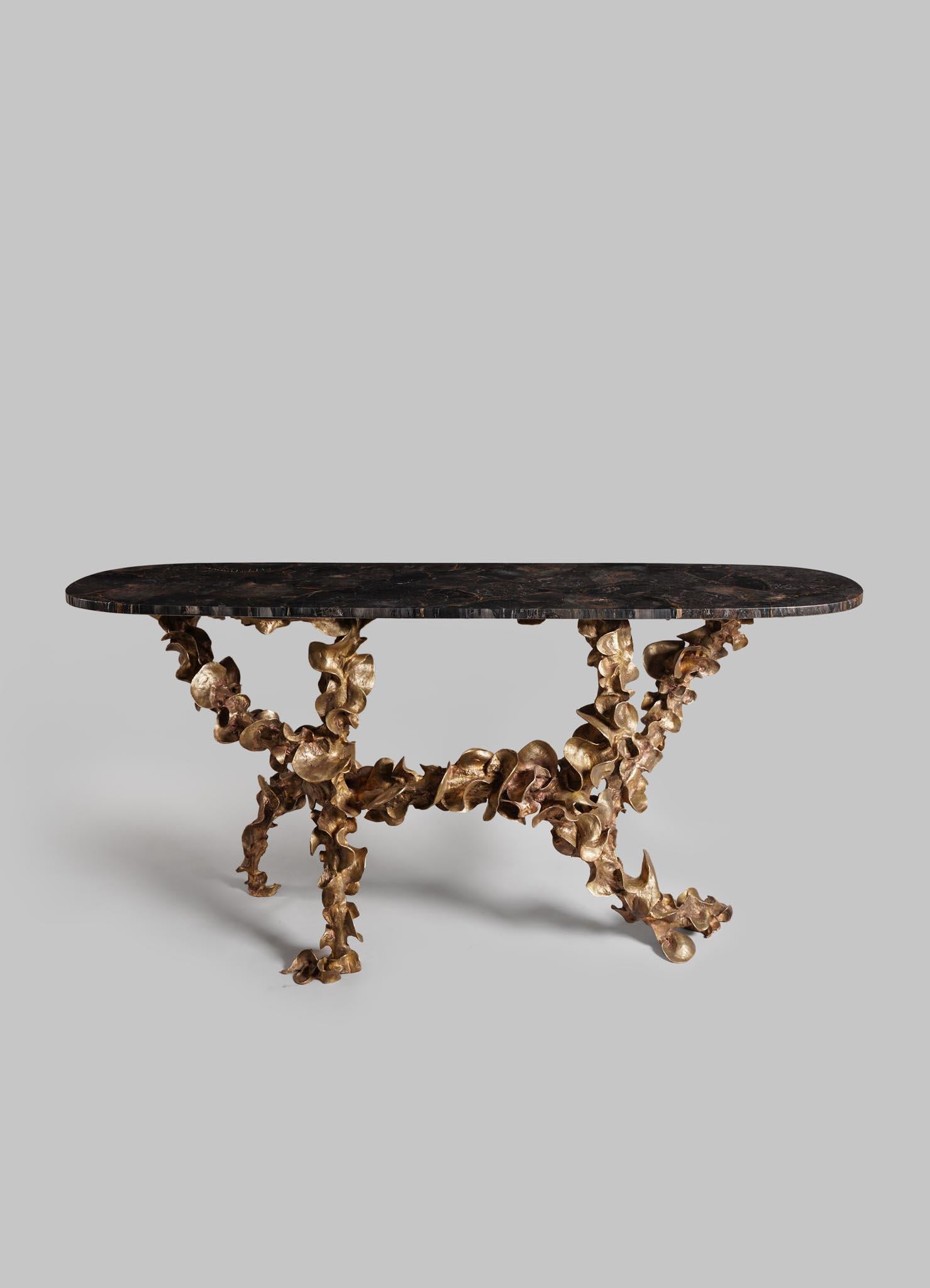 Console Saffron con piano in pietra semipreziosa e ottone, Viya by Vikram Goyal

Con appellativi come oro rosso, filo squisito o luce dorata, lo zafferano affascina tutti. Gli antichi Romani li apprezzavano per il loro profumo, gli Egizi per il loro