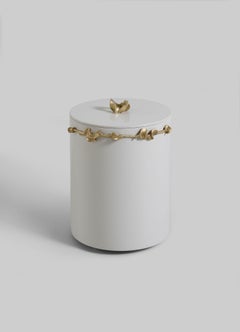 Poubelle écru avec couvercle en bois laqué et laiton, Viya By Vikram Goyal