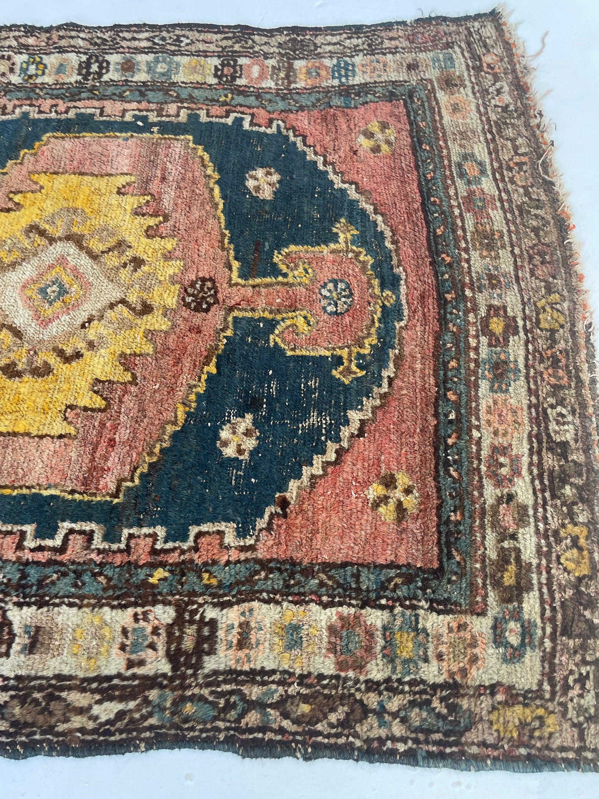 Tapis kurde ancien inhabituel, safran et bleu nuit  Beauté mystique et tribale

A propos : Il y a quelque chose de très mystique dans cette pièce - je ne sais pas si c'est la combinaison du safran terreux avec le bleu nuit qui me rappelle la lune