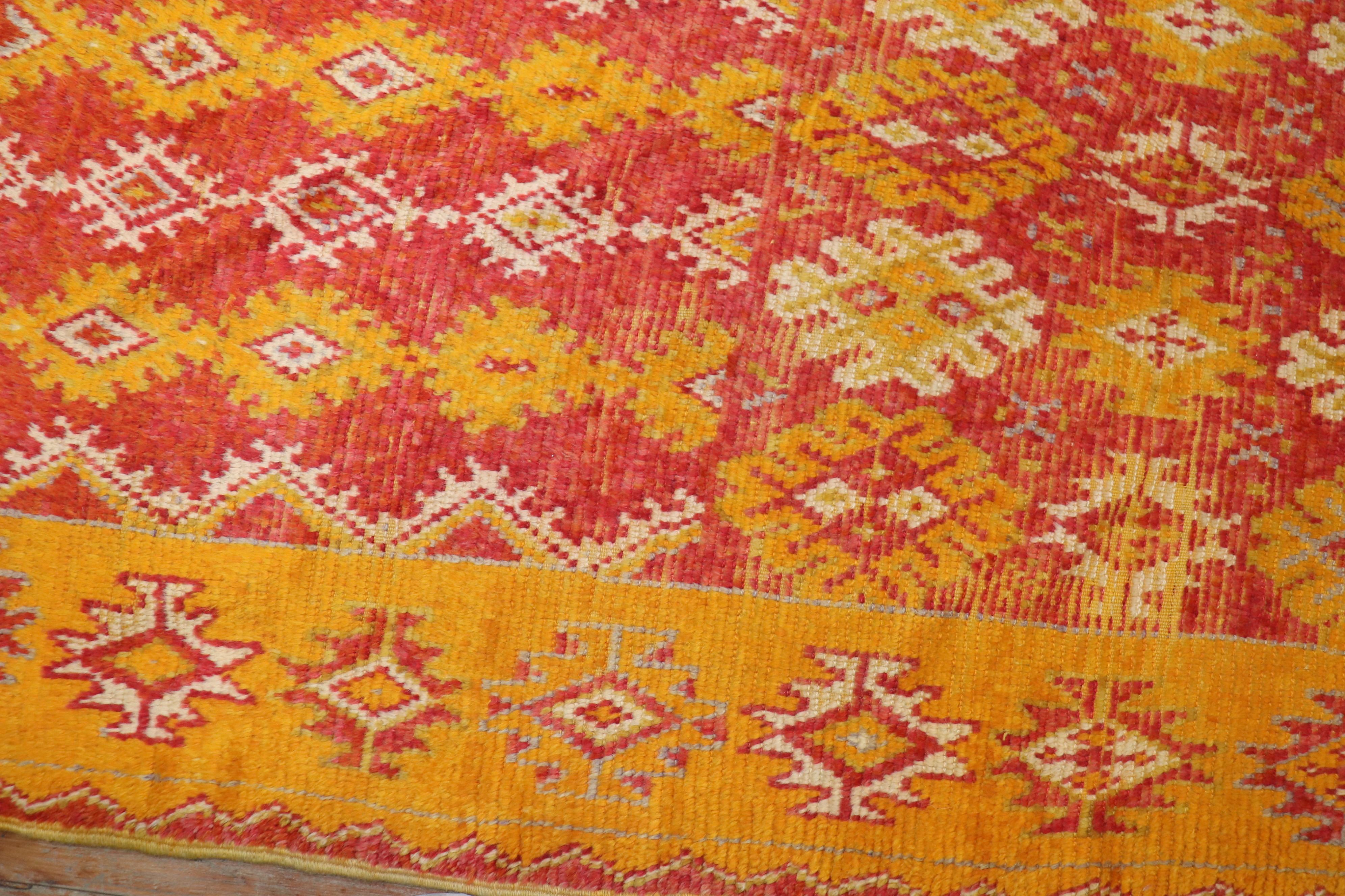 Alfombra acentuada geométrica marroquí de colores extravagantes rojo azafrán Tejido a mano en venta