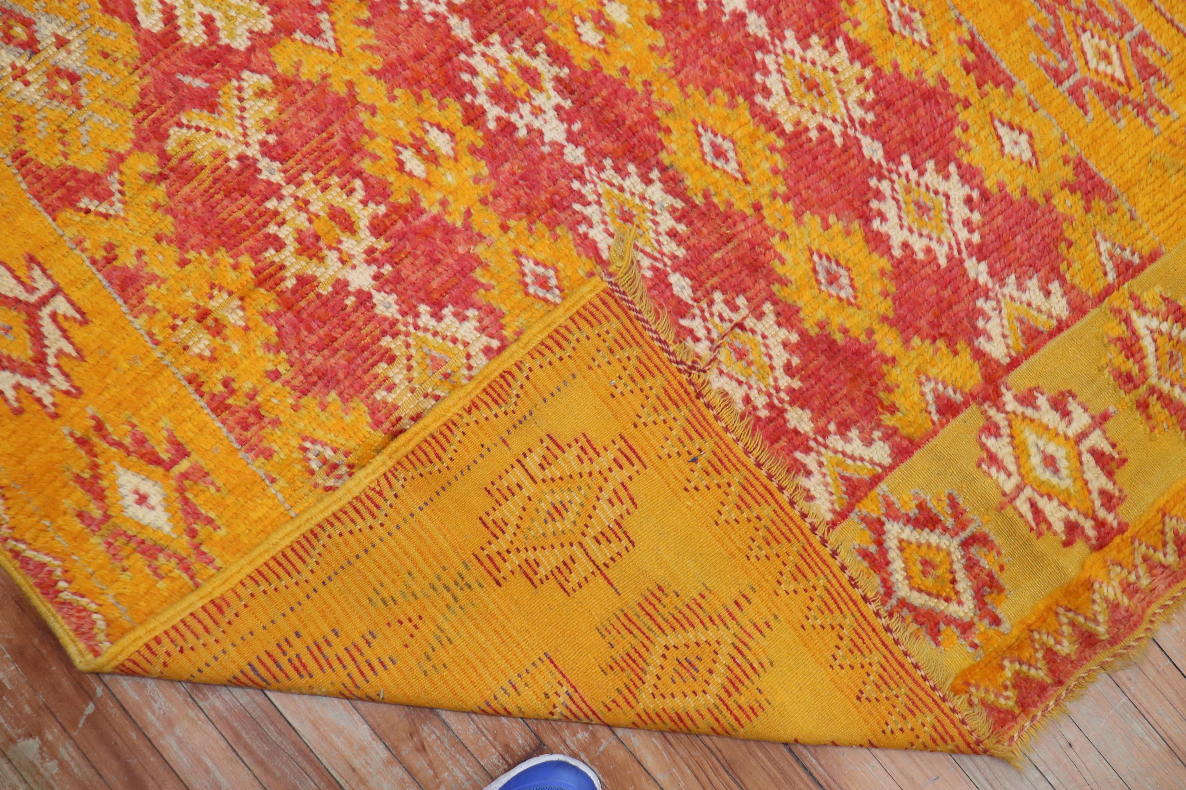 Alfombra acentuada geométrica marroquí de colores extravagantes rojo azafrán siglo XX en venta