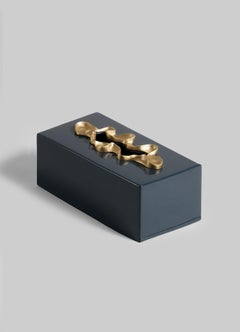 Saffron Tissue Box dunkelblau groß in Lack Holz & Messing, Viya von Vikram Goyal