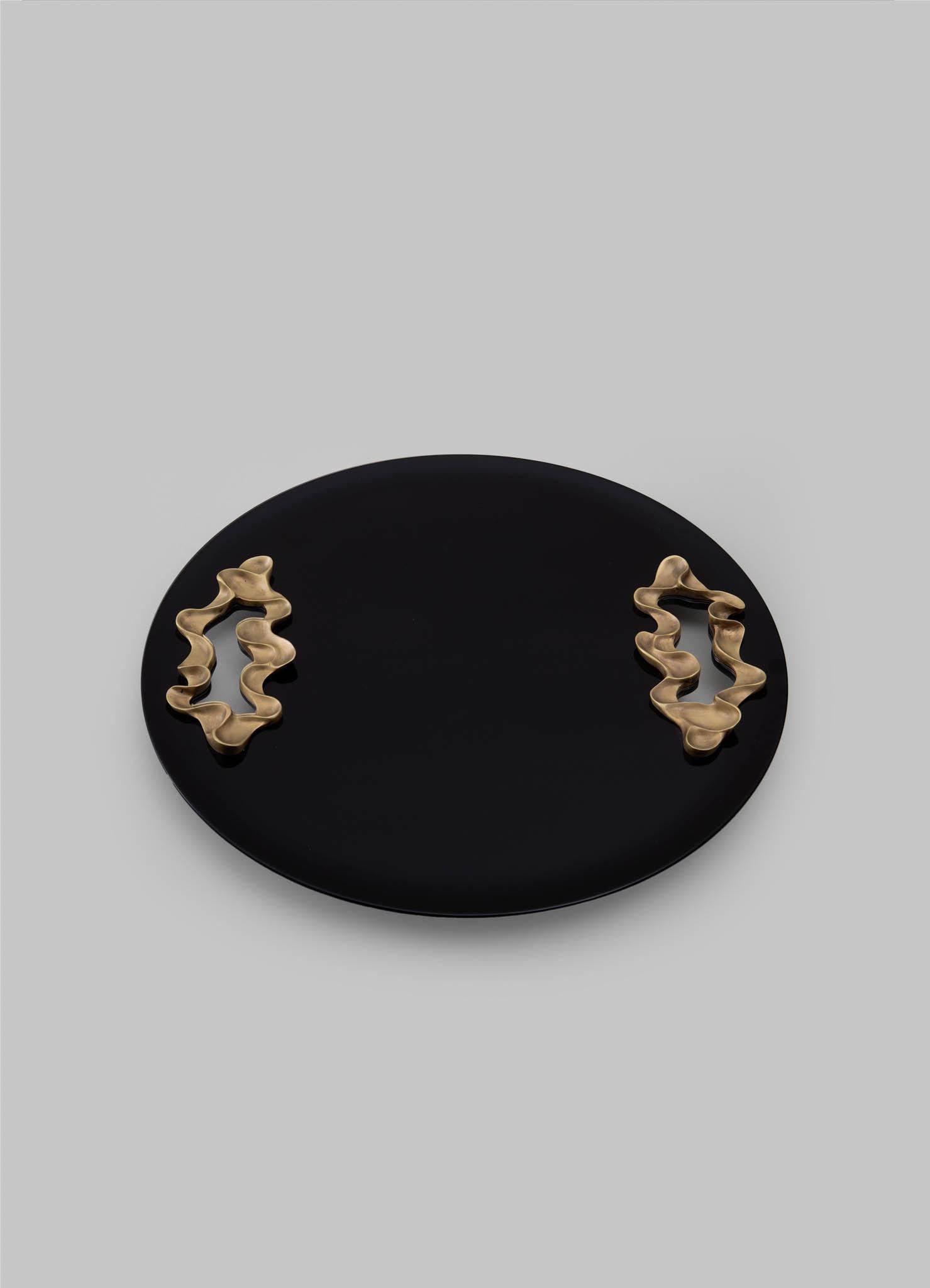 Indien Petit plateau noir en bois laqué et laiton, Viya By Vikram Goyal en vente