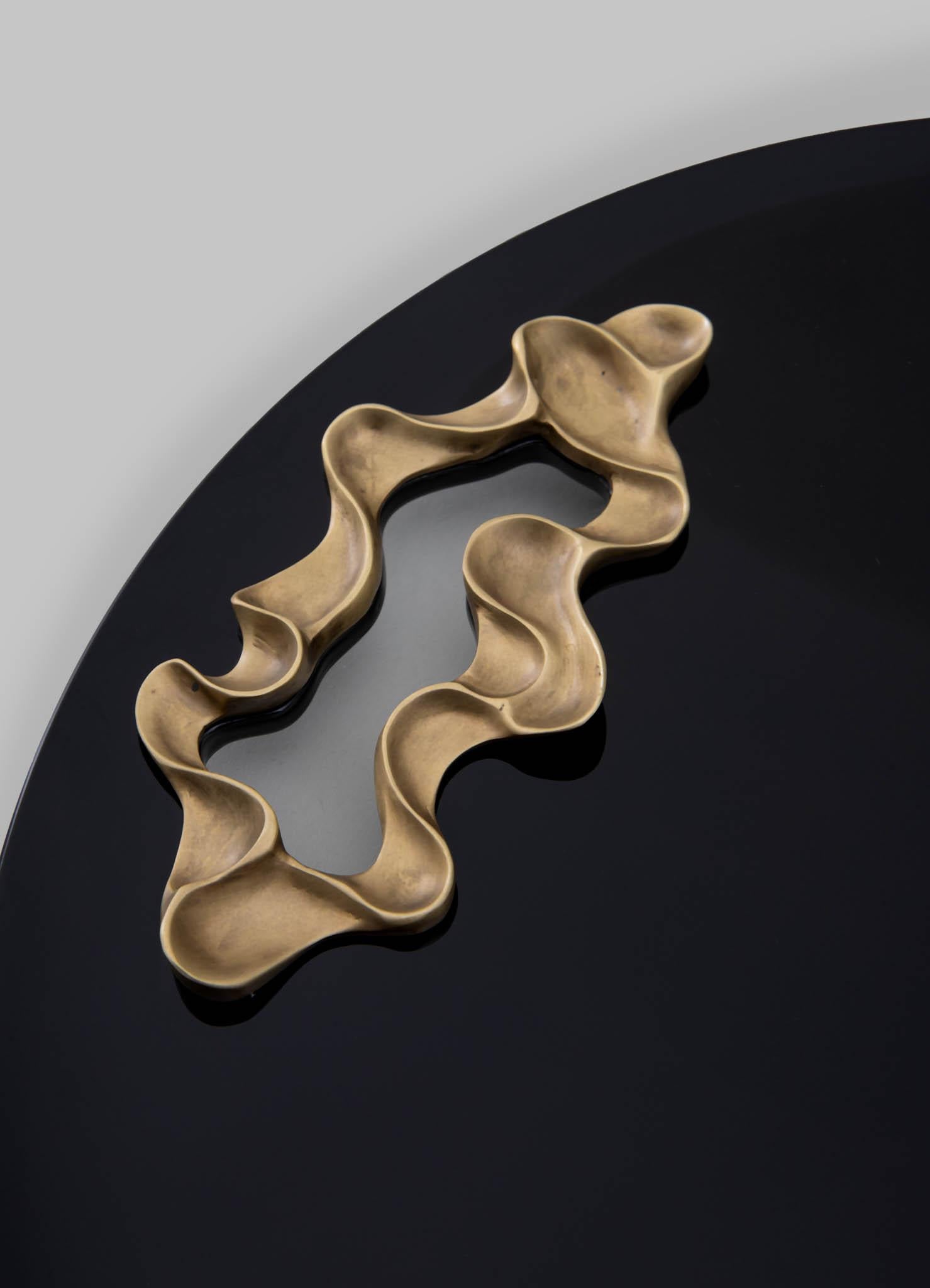 Moulage Petit plateau noir en bois laqué et laiton, Viya By Vikram Goyal en vente