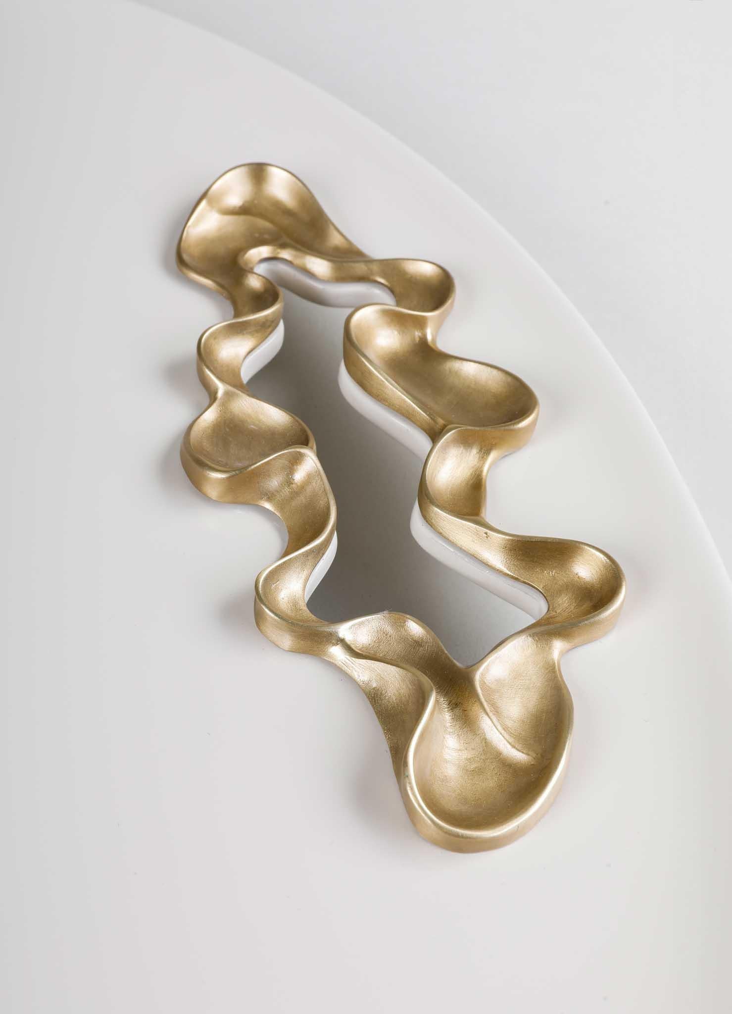 Saffron Tablett Weiß Groß in Lack Holz & Messing, Viya von Vikram Goyal (Gegossen) im Angebot