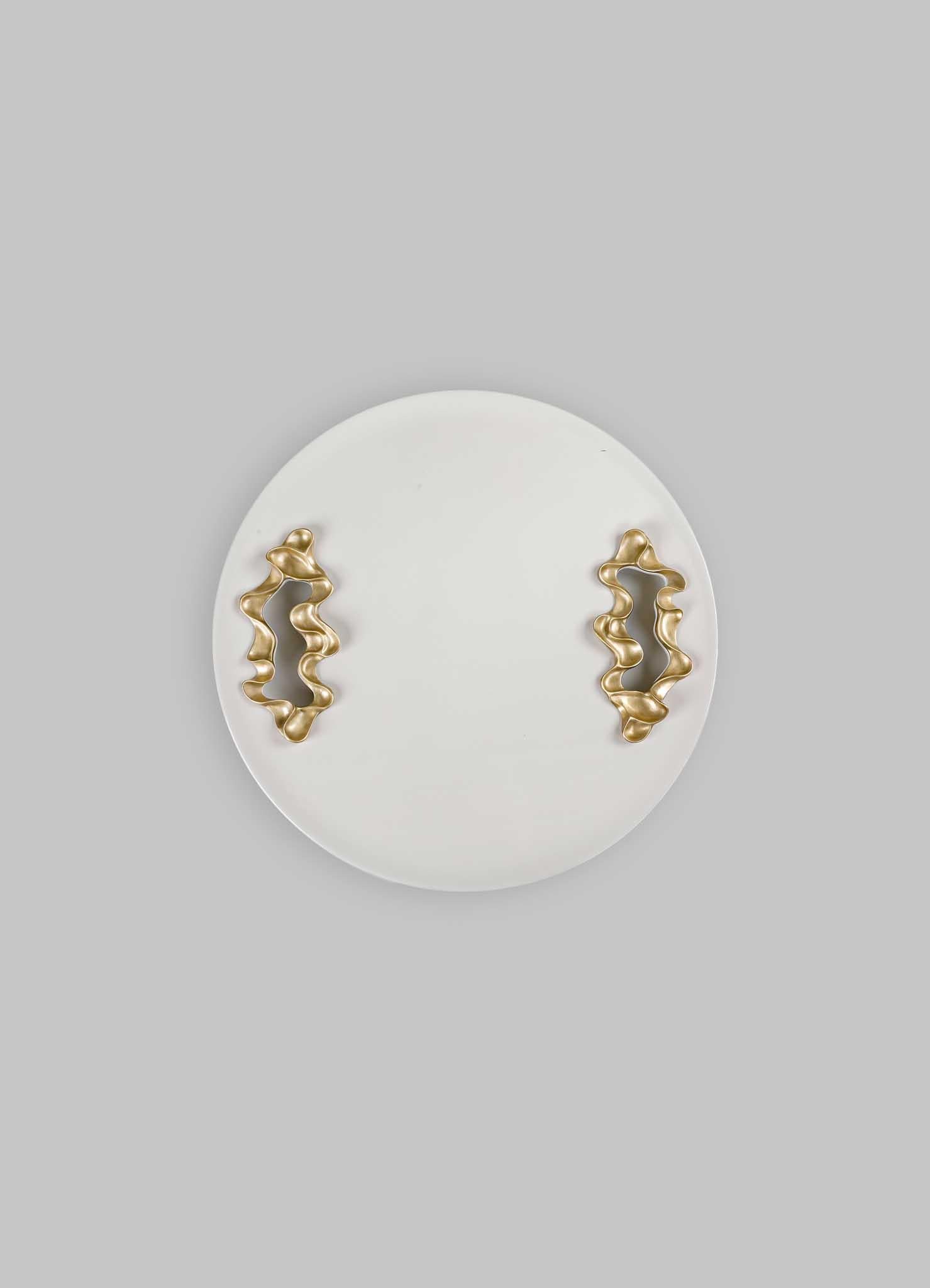 Saffron Tablett Weiß Klein in Lack Holz & Messing, Viya von Vikram Goyal

Mit Beinamen wie rotes Gold, exquisiter Faden oder goldenes Licht zieht Safran uns alle in seinen Bann. Die alten Römer schätzten sie für ihren Duft, die Ägypter für ihre