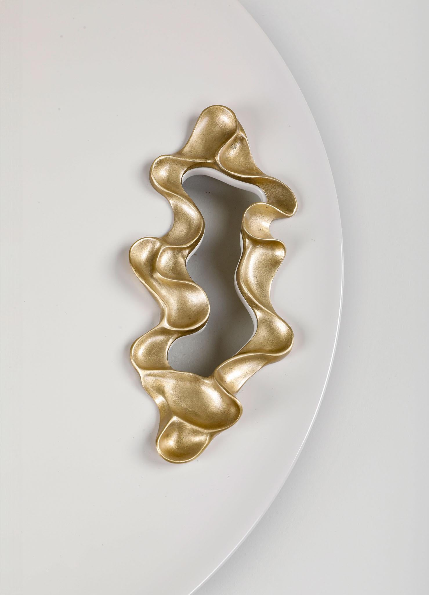 Moulage Plateau à safran blanc petit en bois laqué et laiton, Viya By Vikram Goyal en vente
