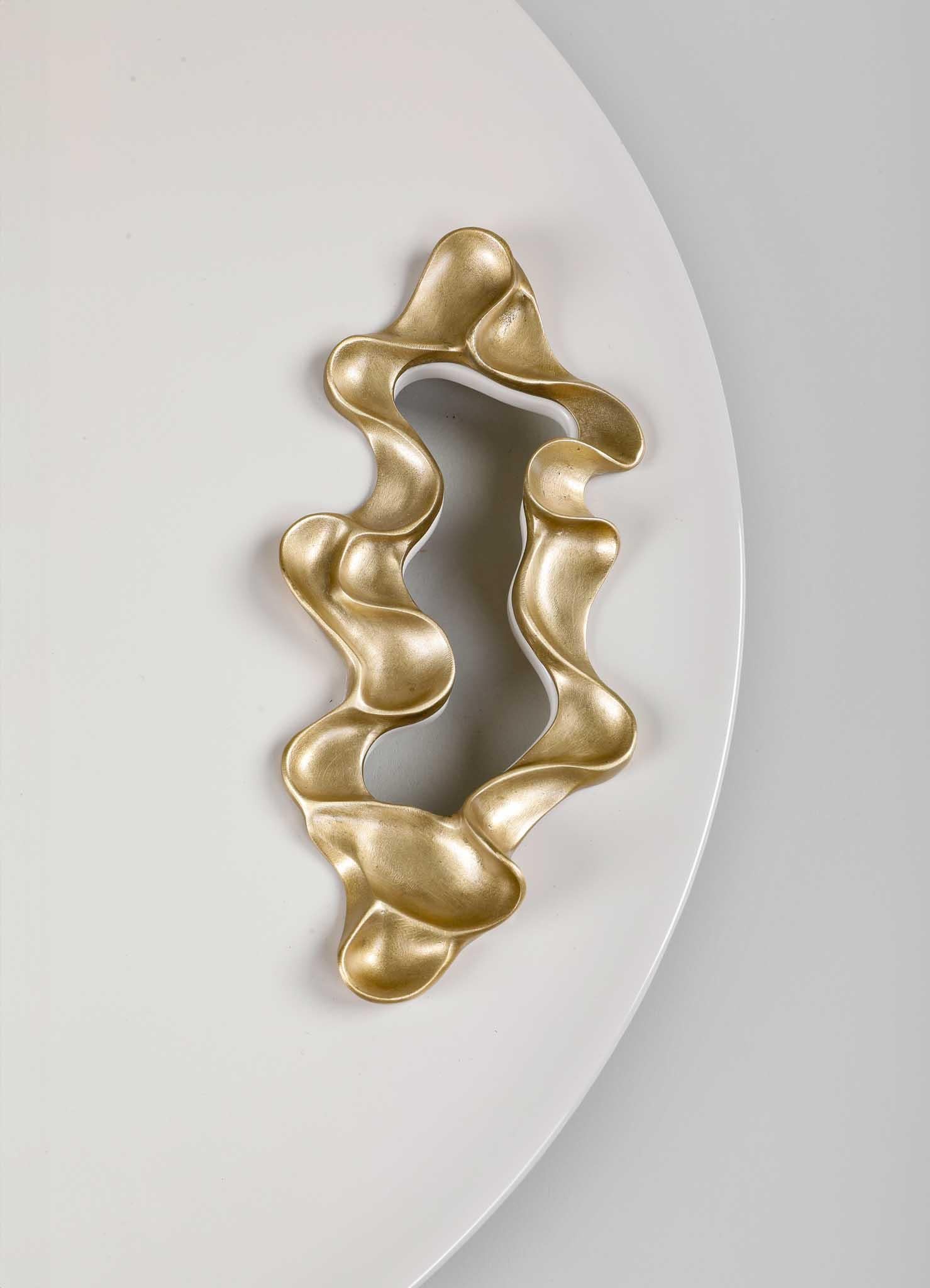 Saffron Tablett Weiß Klein in Lack Holz & Messing, Viya von Vikram Goyal (Gegossen) im Angebot