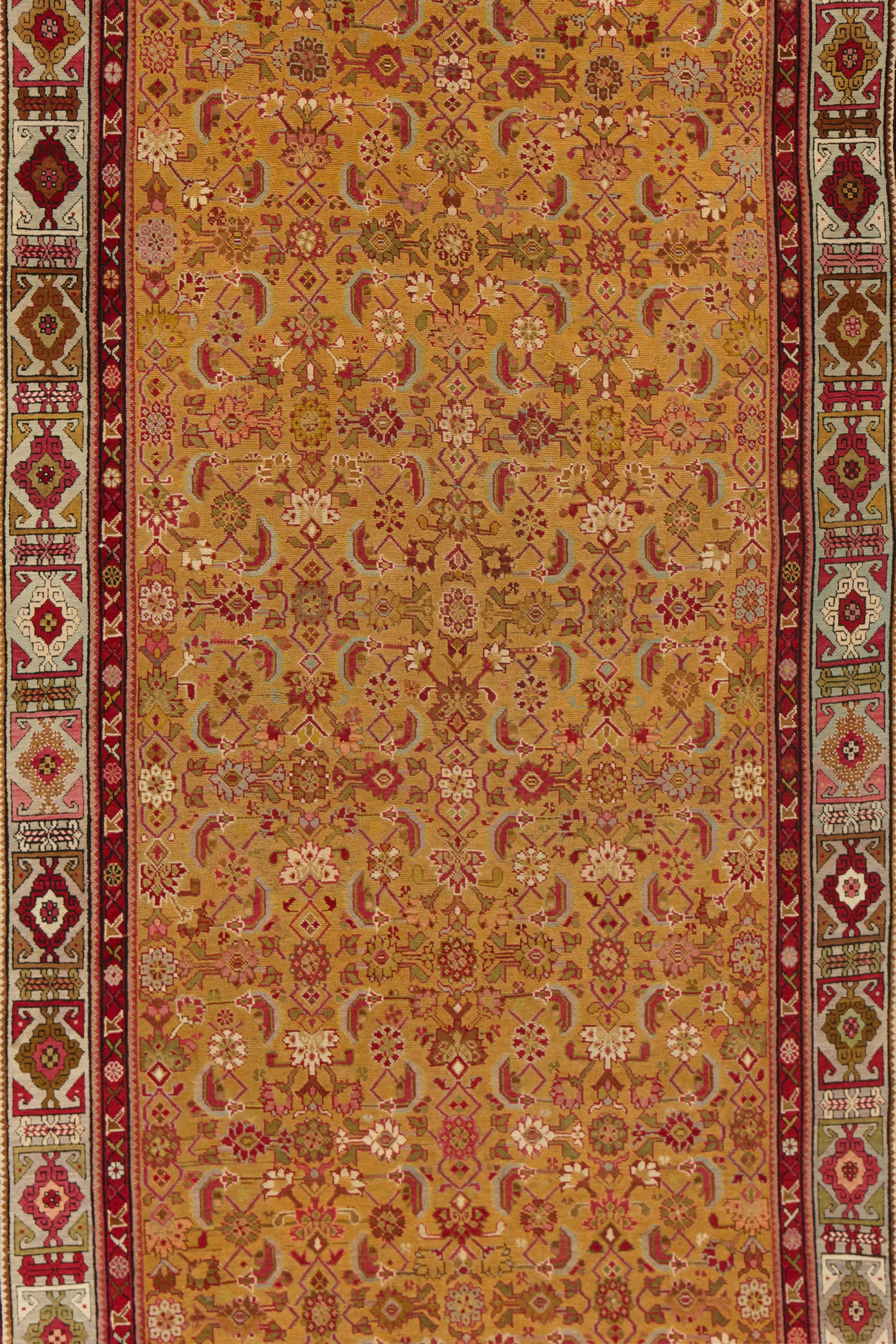 Basándose en antiguos motivos tribales, diseños geométricos y abstracciones lúdicas, las alfombras caucásicas son tejidas en entornos tribales por aldeanos o nómadas.

Las alfombras caucásicas son tejidas en Georgia, Armenia, Azerbaiyán y el