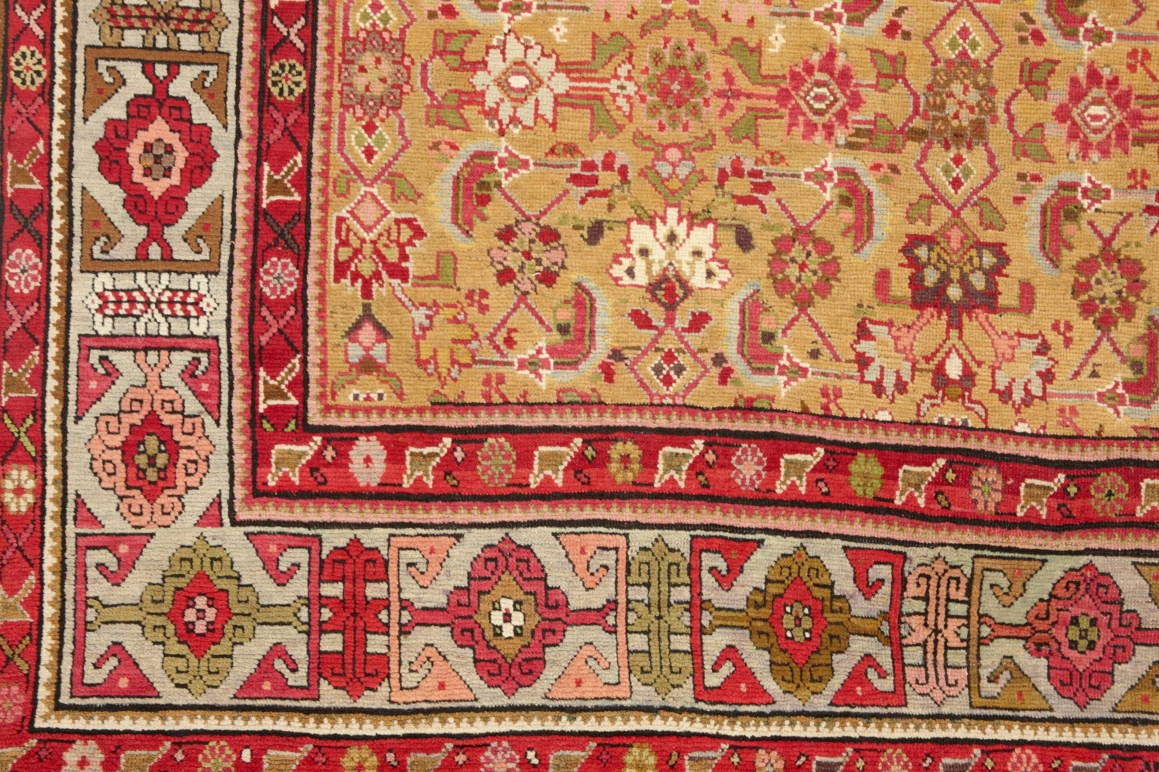 Alfombra antigua de la Galería Karabagh de color amarillo azafrán Anudado a mano en venta