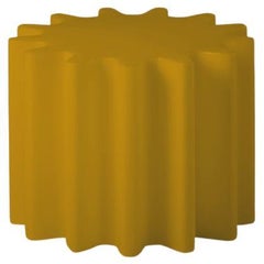 Tavolino Gear giallo zafferano di Anastasia Ivanyuk
