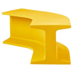 Banc modulaire en fer jaune safran par Sebastian Bergne