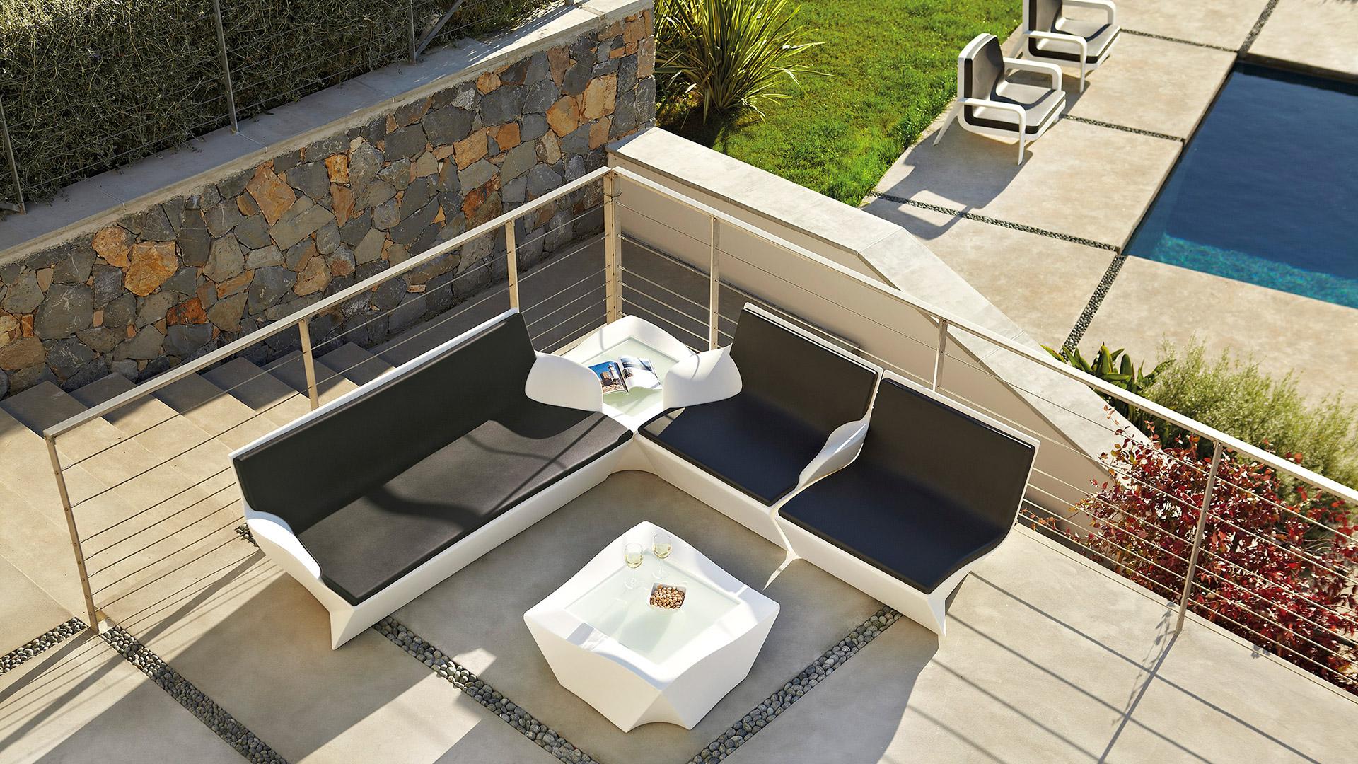 Saffron Yellow Kami Ni Coffee Table by Marc Sadler
Dimensions: D 73 x W 73 x H 35 cm.
Materials: Polyethylene and tempered satinated glass.
Weight: 16 kg.

Available in different color options. Prices may vary. This product is suitable for indoor