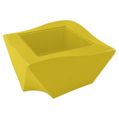 Tavolino Kami Ni giallo zafferano di Marc Sadler