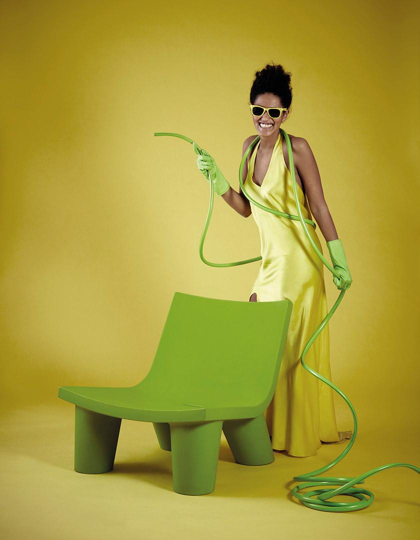 Postmoderne Chaise basse Lita jaune safran de OTTO Studio en vente