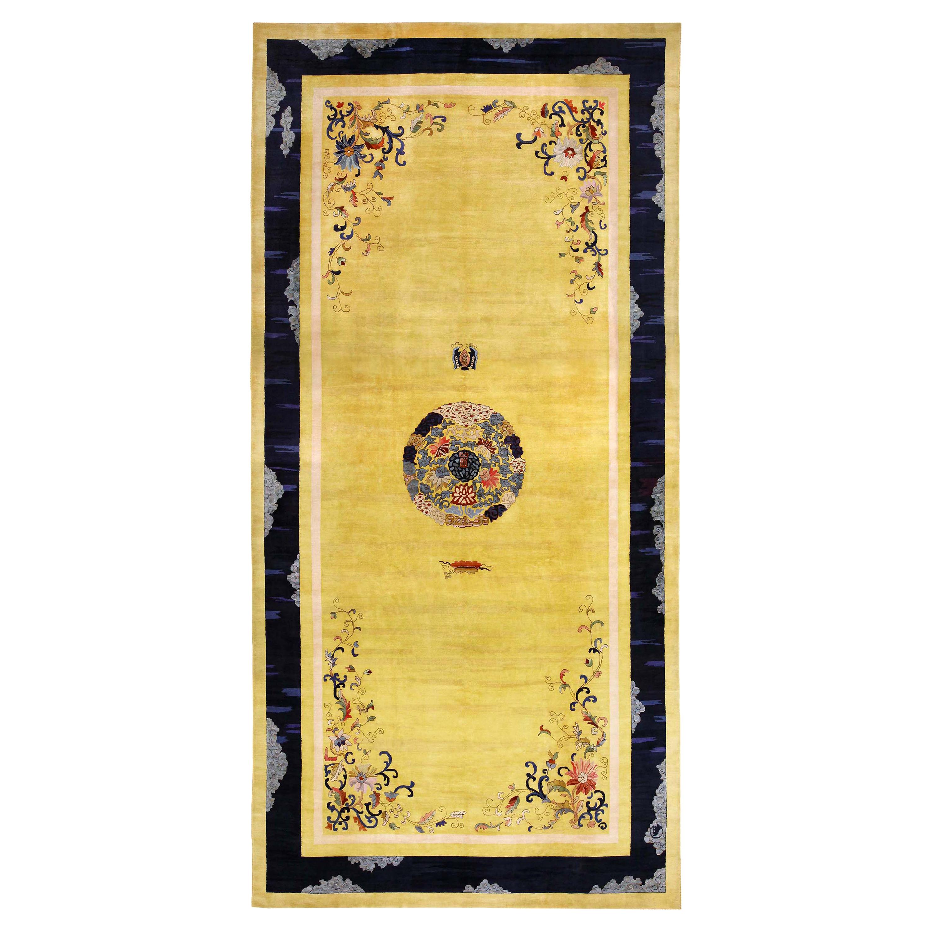 Tapis chinois ancien. Taille : 11 pieds 3 po. x 22 pieds 6 po.