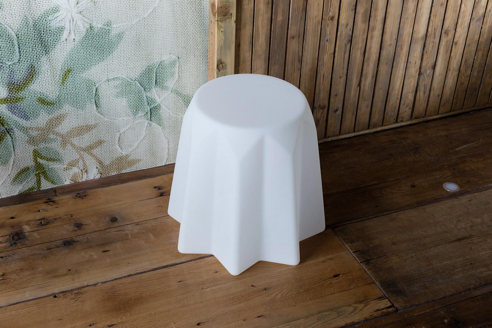 Tabouret Pandoro jaune safran par Gianni Arnaudo
Dimensions : D 47 x L 47 x H 42 cm.
Matériaux : Polyéthylène.
Poids : 3 kg.

Disponible en différentes couleurs. Ce produit peut être utilisé à l'intérieur et à l'extérieur. Également disponible en