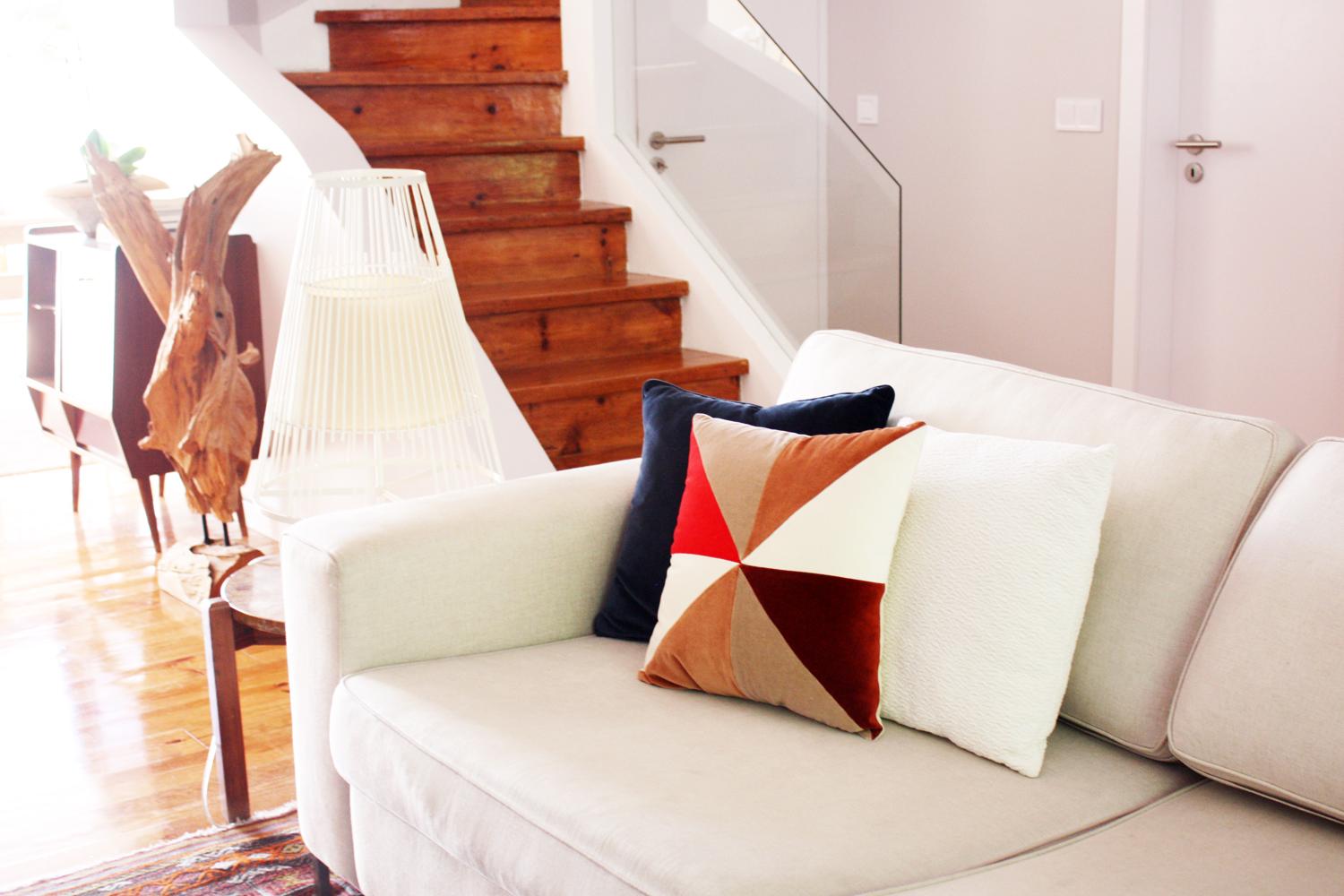 Safira Brick and Ivory Velvet Deluxe Handmade Decorative Cushion In New Condition For Sale In Viseu, PT