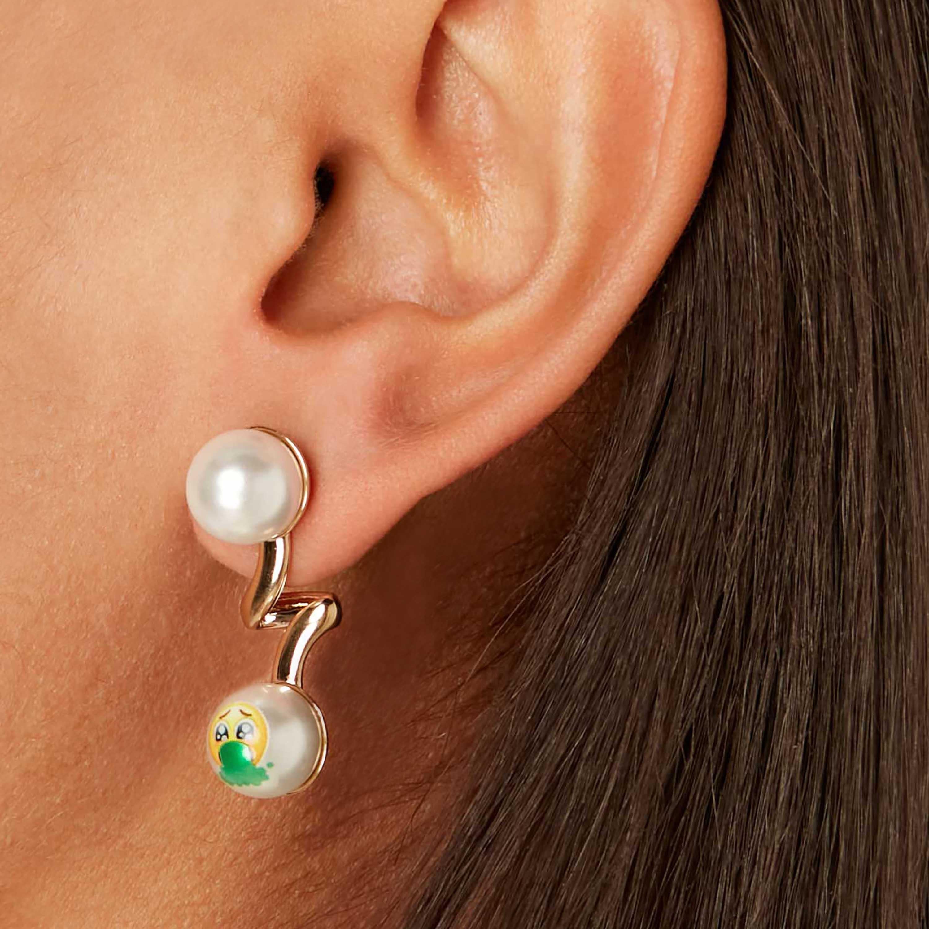 SafSafu Boucle d'oreille simple 'Not Kawaii' - Laiton plaqué or + fausses perles -Sick Emoji Neuf - En vente à KENT, GB