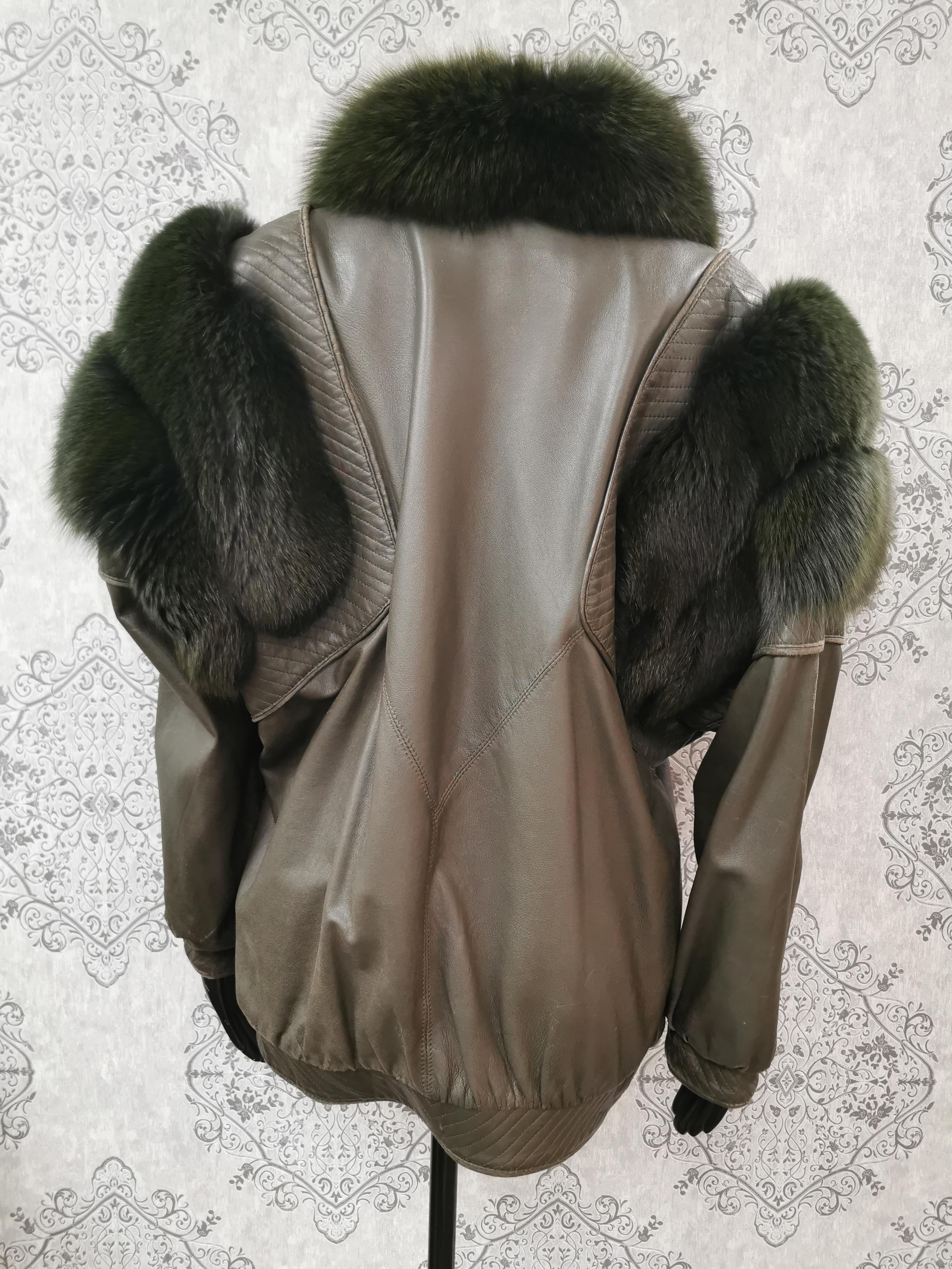 Saga fox leather coat with dyed shadow fox fur trim and sleeves size 12 In Excellent Condition For Sale In Montreal, Quebec