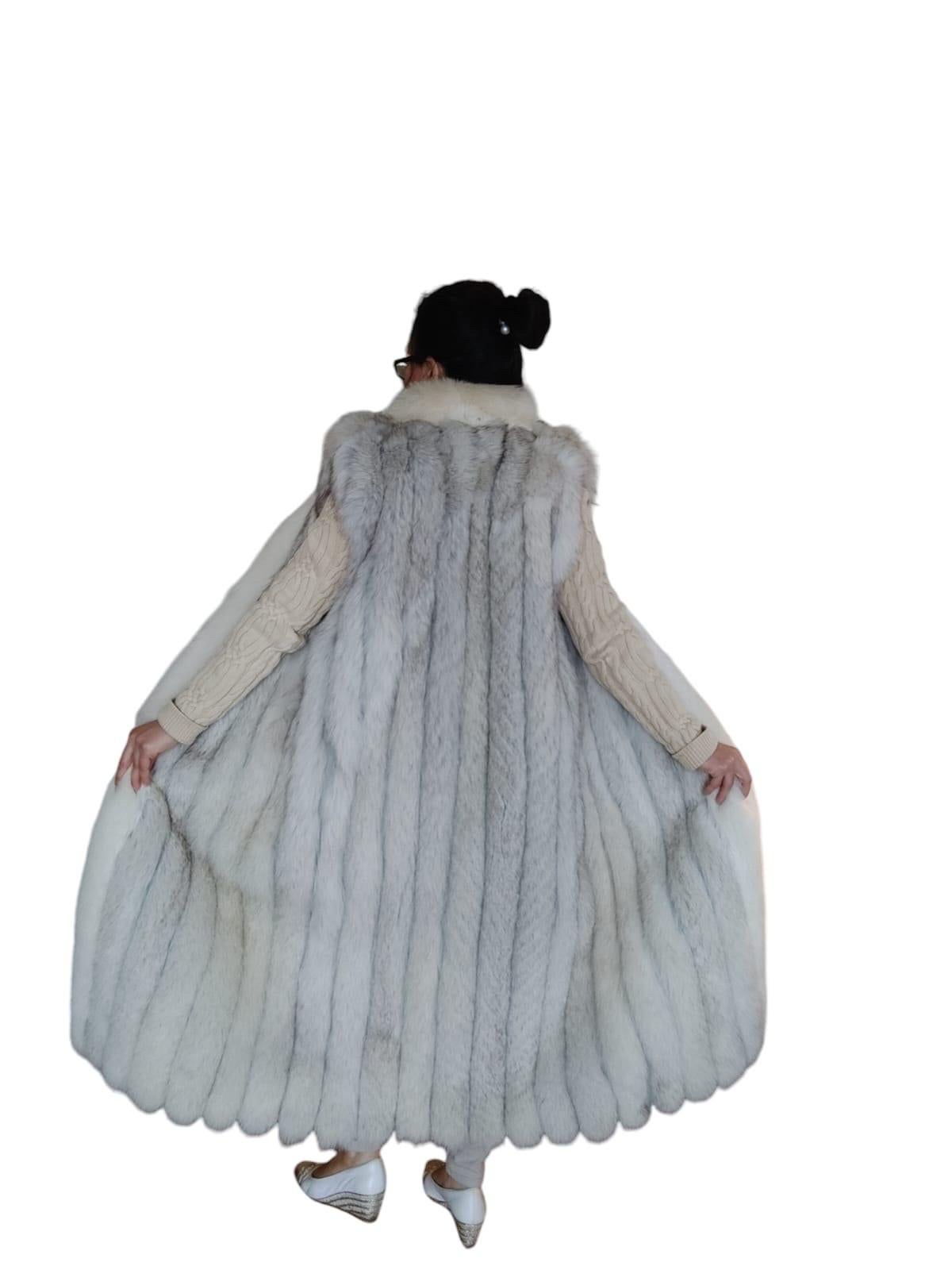DESCRIPTION : Saga fox Norwegian fox fur vest size M 10
Vibrant blue grays, supple skins, short collar, beautiful fresh fur, european german clasps for closure, too slit pockets, nice big full pelts skins in excellent condition.

This item is made