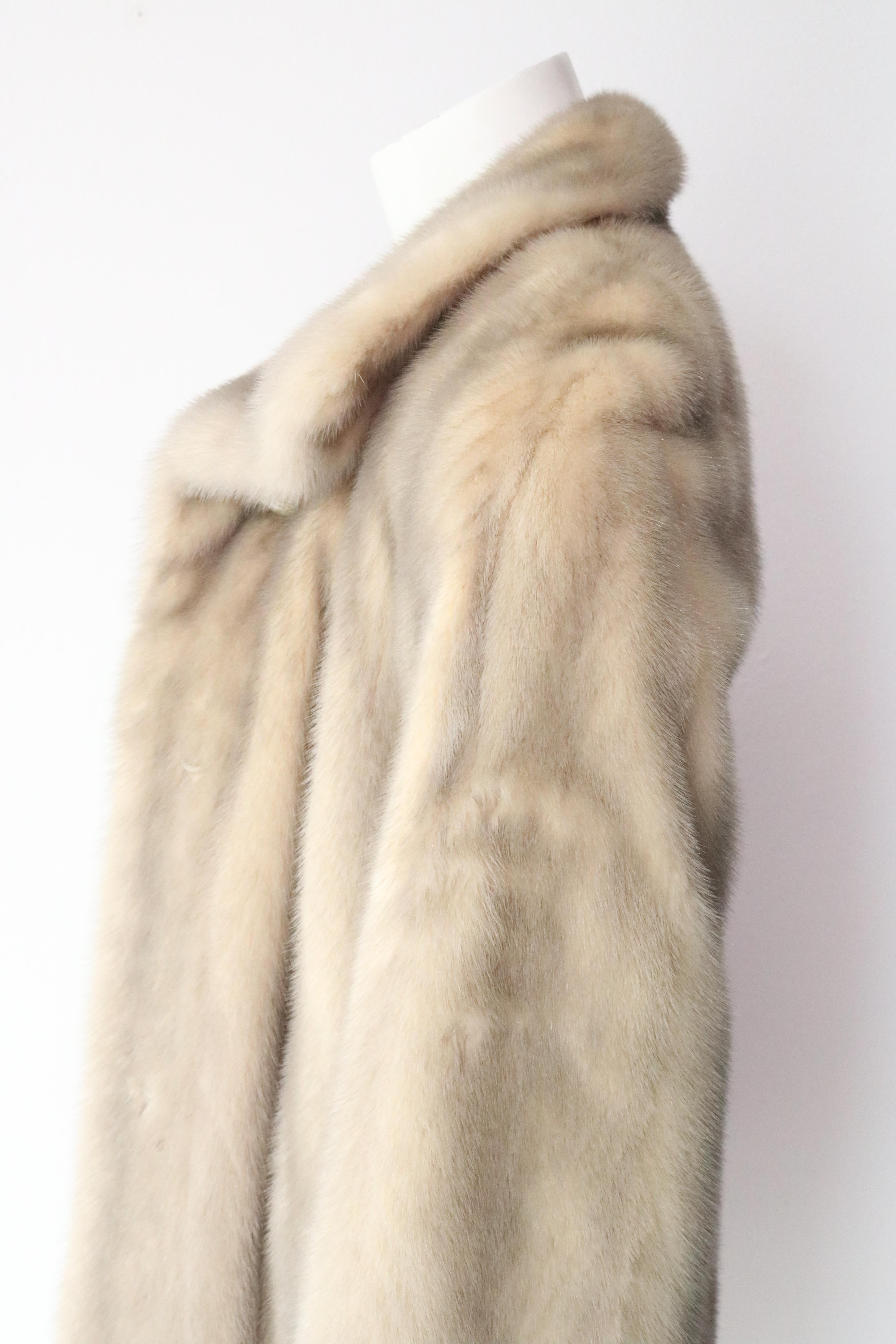 Saga Furs  In Good Condition In Thousand Oaks, CA