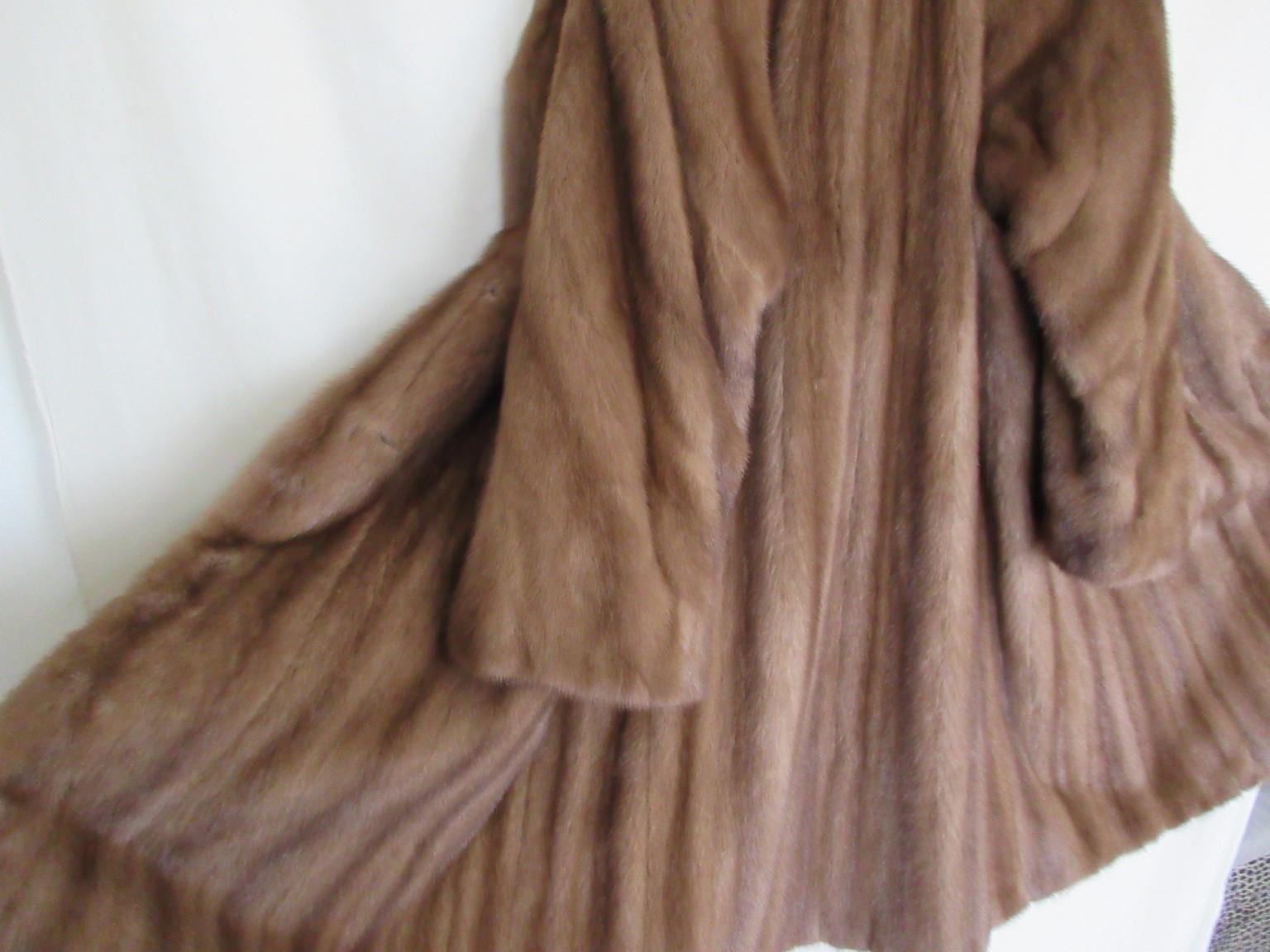 We offer more luxurious fur items, view our frontstore

The fur is from the furrier: Saga mink (Saga furs, superior fur products) , it has 2 velvet pockets , 1 collar button and 4 front clips. 
The inside is made of embroided silk with a side