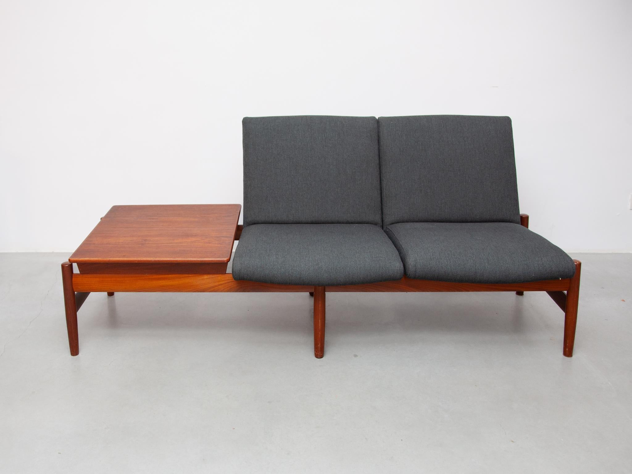 Modulares Sofa aus Teakholz aus den 1960er Jahren von Gunnar Sørlie für Karl Sørlie & Sønner, Sarpsborg. Modell Saga mit hochwertigem Rahmen aus massivem Teakholz. Das Sofa ist neu gepolstert worden. Die Anordnung der Sitze und der Tischplatte kann