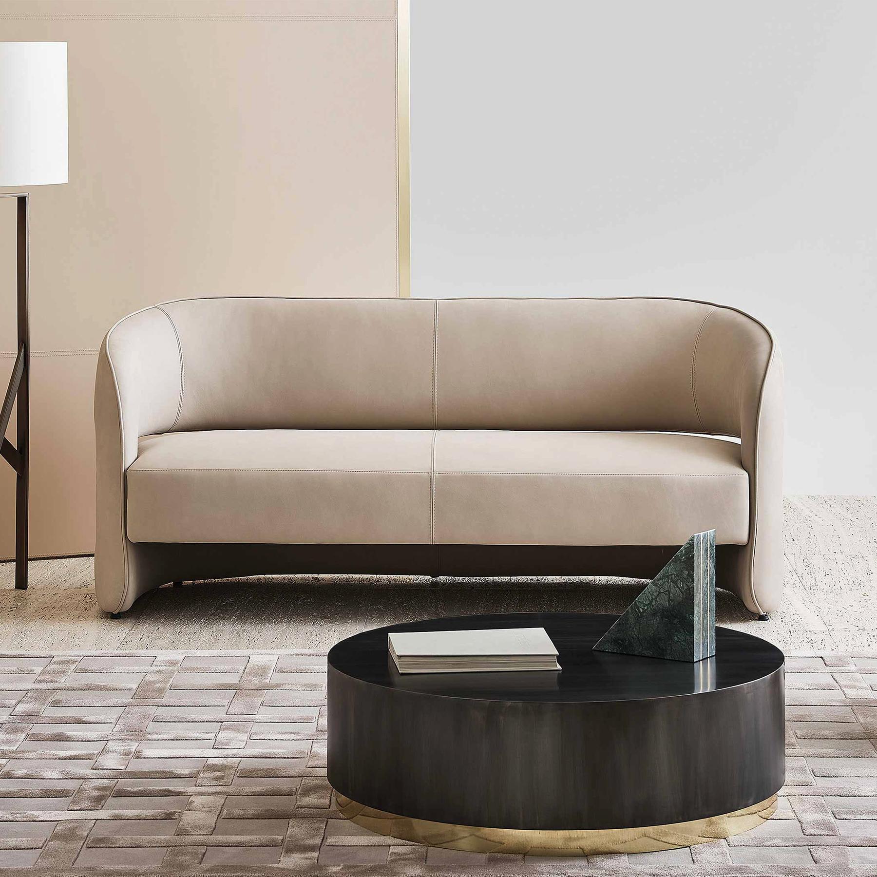 Sofa Sagala Leather with solid wood structure, upholstered
and covered with high quality italian leather in beige finish.
Also available on request with other leathers or fabrics finishes.


