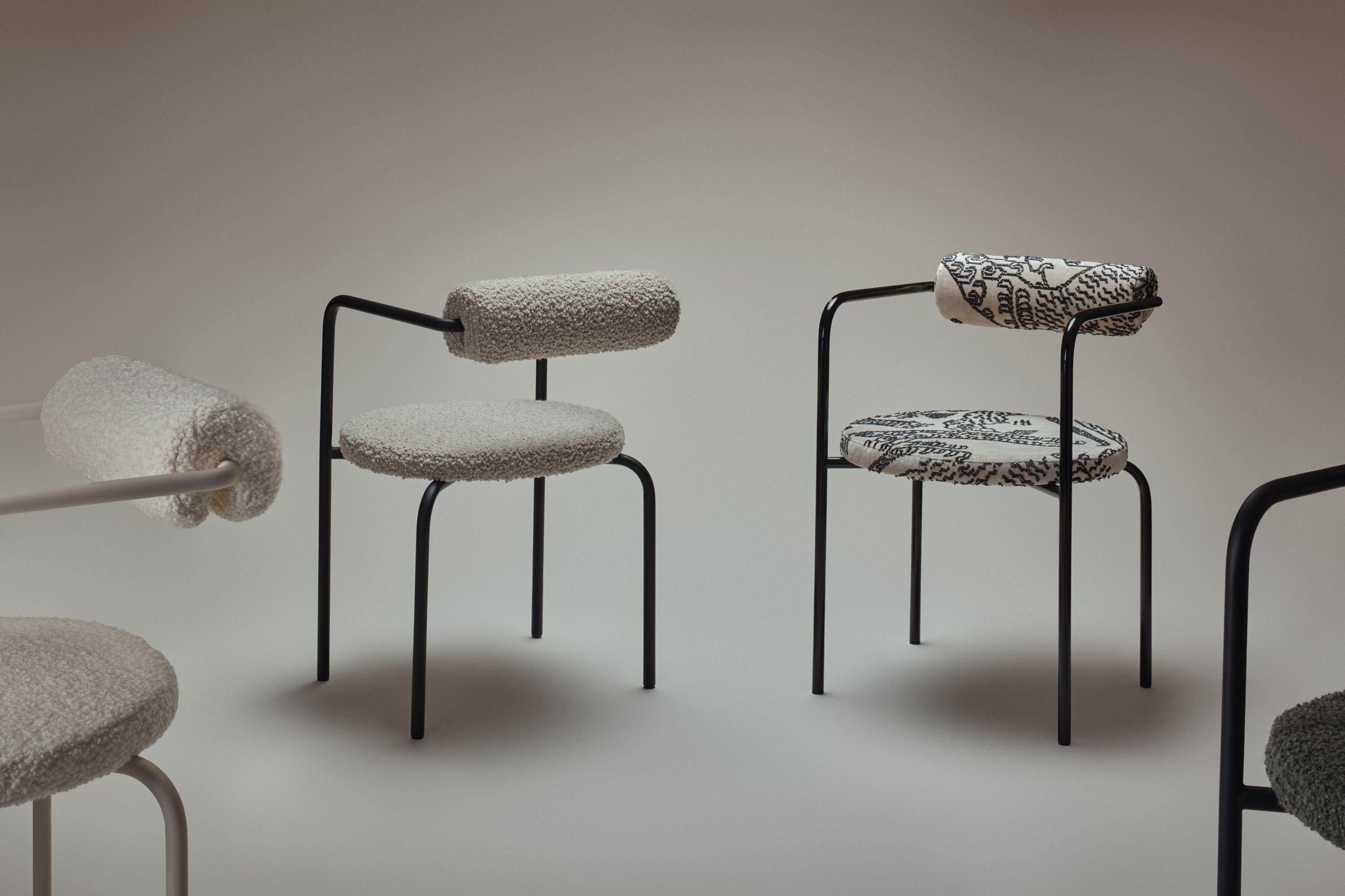 Stahlstuhl mit hochwertigem Stoff von Dedar Milano. Entworfen von Monika Szyca-Thomas für The Good Living&Co im Jahr 2020. Die Stühle werden zu 100 % von Hand in einer kleinen, 1927 gegründeten Werkstatt hergestellt.

Die Polsterung wird nach dem