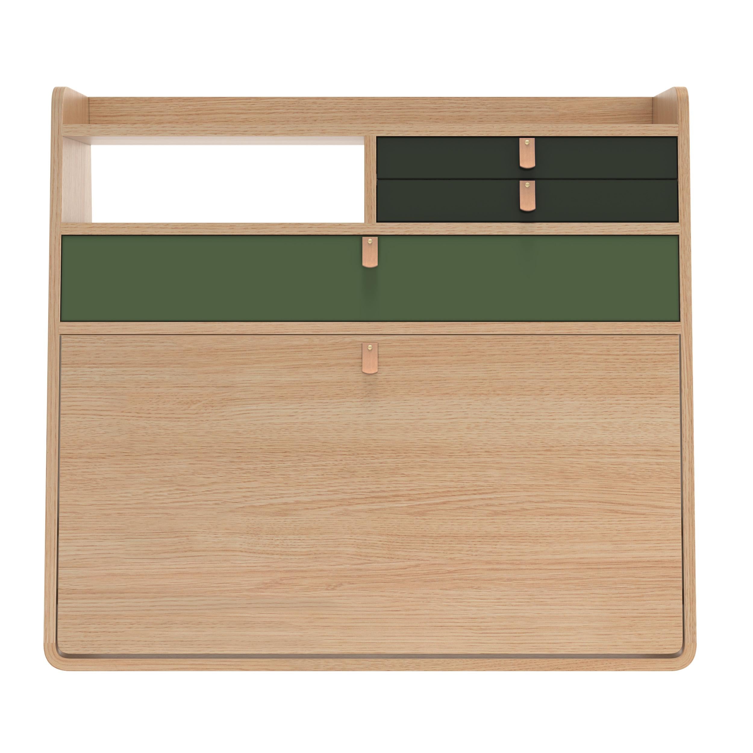 Sage Schubladen Gaston Schwebender schwebender Schreibtisch 80 cm Natürliche Eiche von HARTO
Abmessungen: B 80 x T 32 x H 72 cm. 
MATERIALIEN: MDF-Holzfurnier, Lackiertes MDF, Leder.
Gewicht: 27.5 kg

Gaston hat alles, was ein großer Junge braucht,