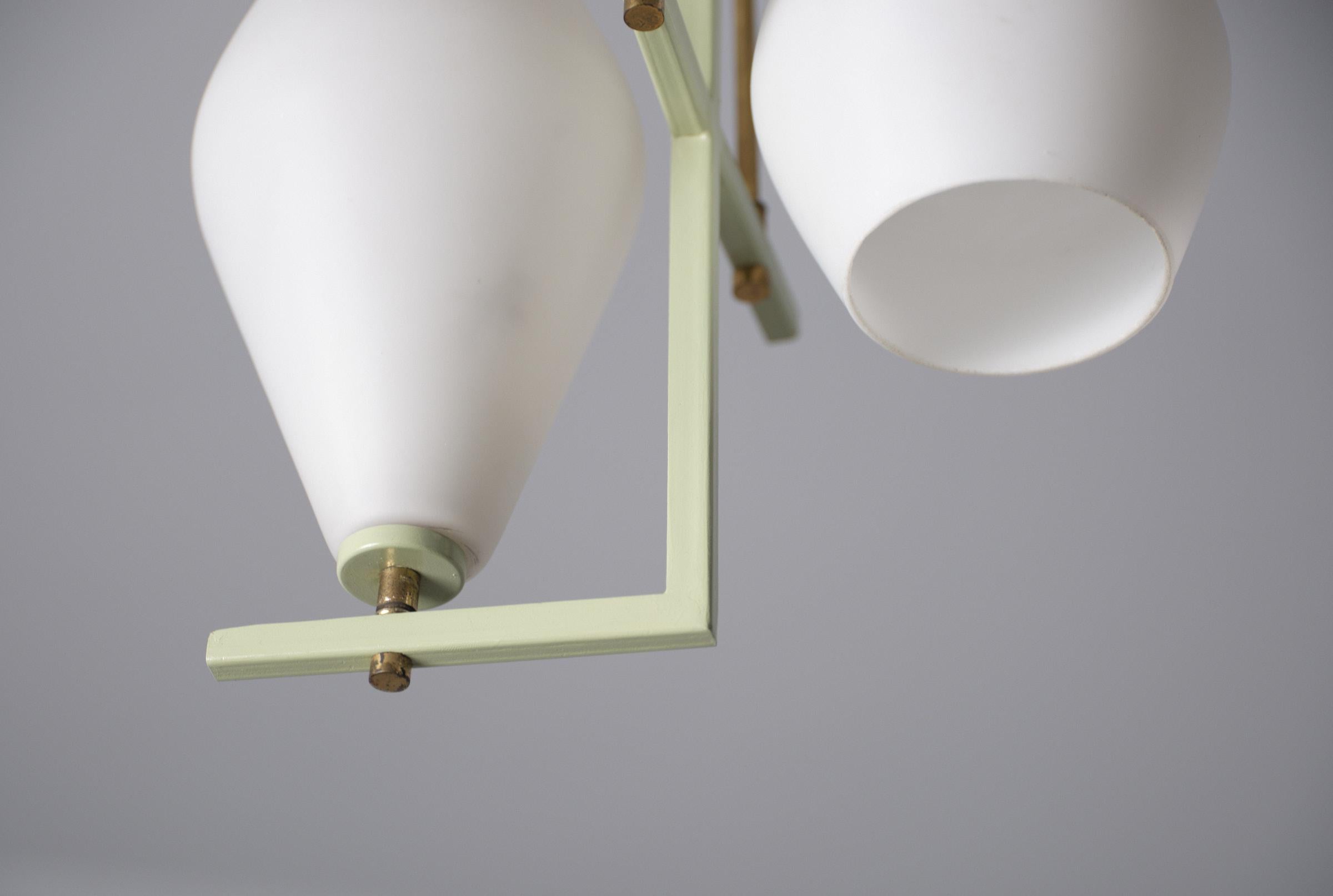 L'offre porte sur un exquis lustre suspendu italien, une pièce authentique du mouvement de design moderne des années 1950. Le lustre présente une armature en fer laqué vert sauge, rehaussée de détails en laiton portant la patine d'origine, ce qui
