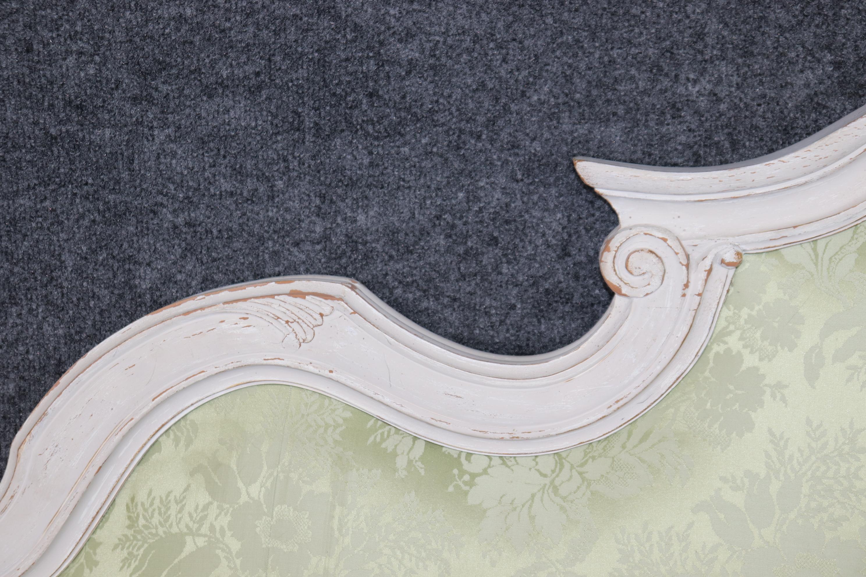 Louis XV Tête de lit King Size Upholstered Distressed White Painted, Sage Green Damask en vente