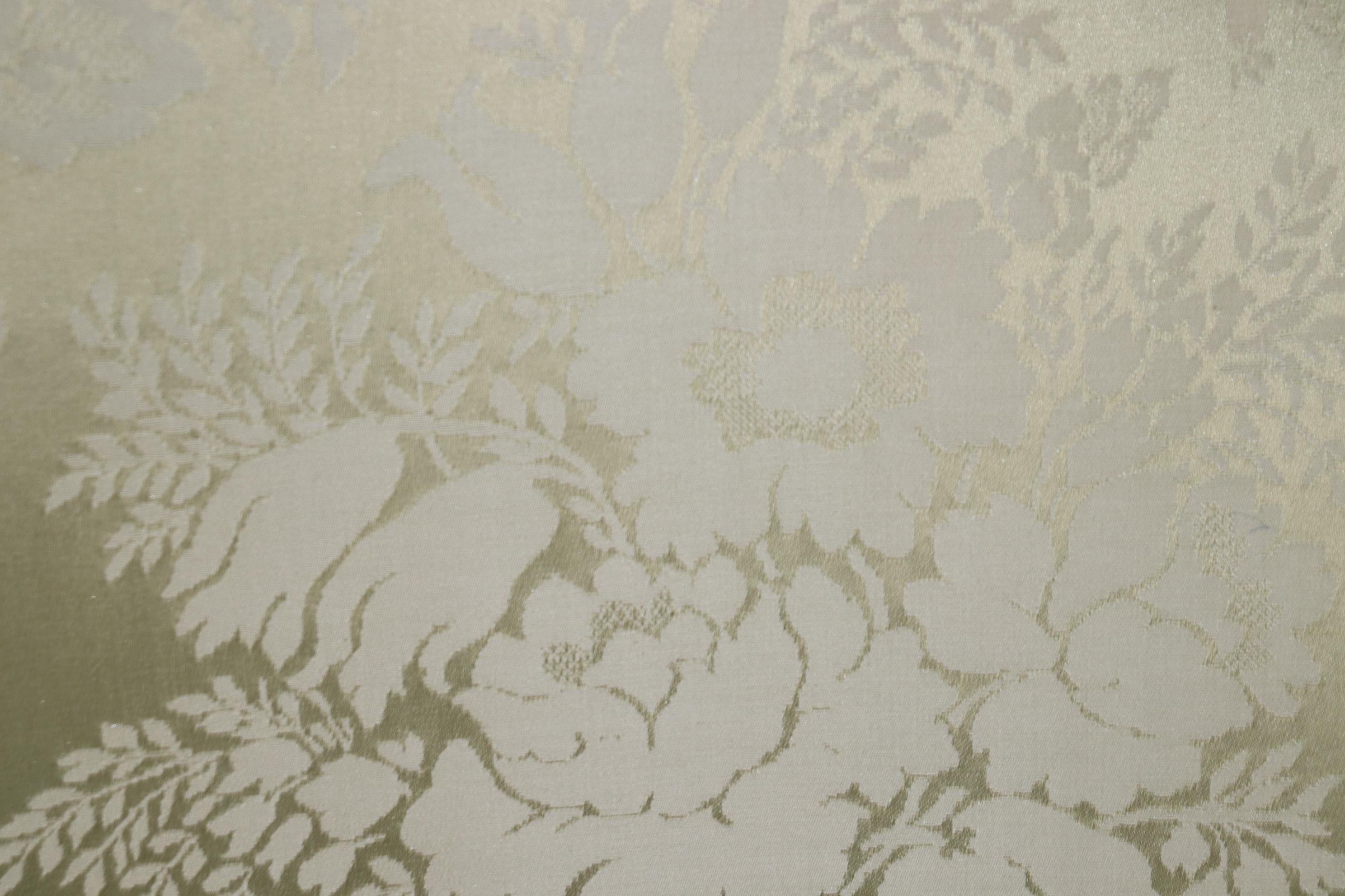 Tête de lit King Size Upholstered Distressed White Painted, Sage Green Damask Bon état - En vente à Swedesboro, NJ