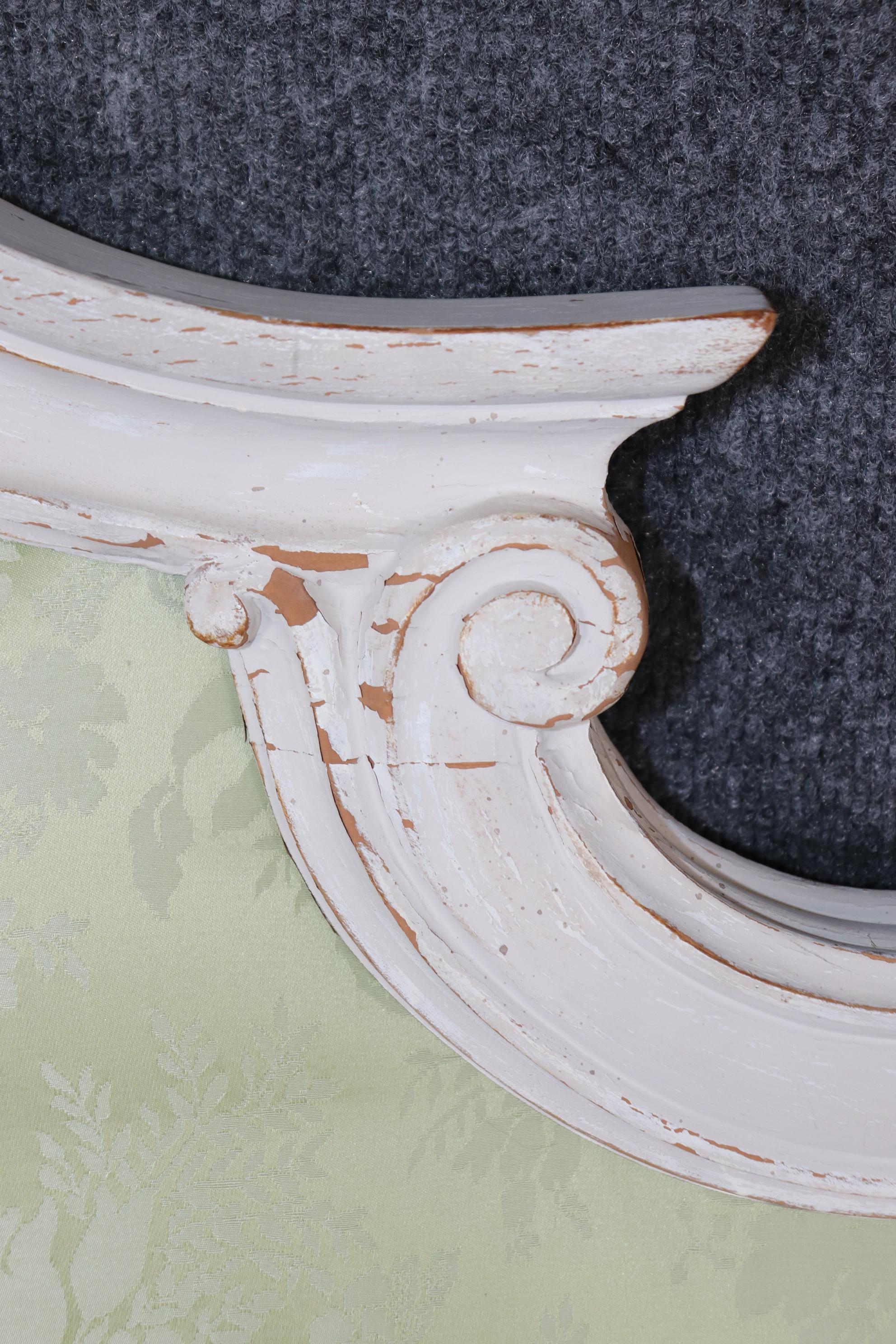 Noyer Tête de lit King Size Upholstered Distressed White Painted, Sage Green Damask en vente