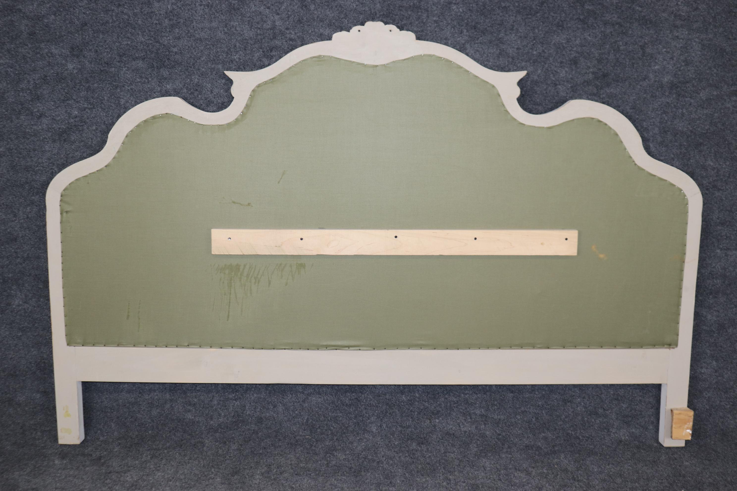 Tête de lit King Size Upholstered Distressed White Painted, Sage Green Damask en vente 1