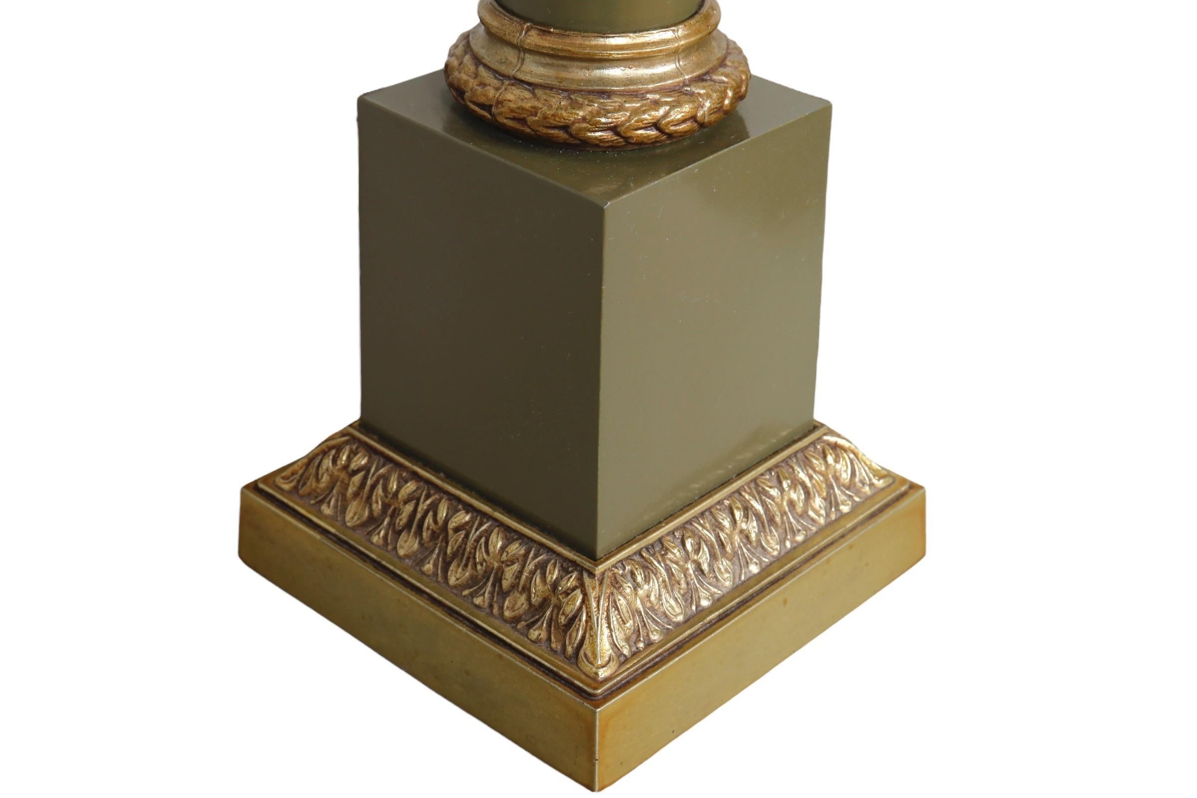 Lampe à poser Empire française en vert Sage en vente 2