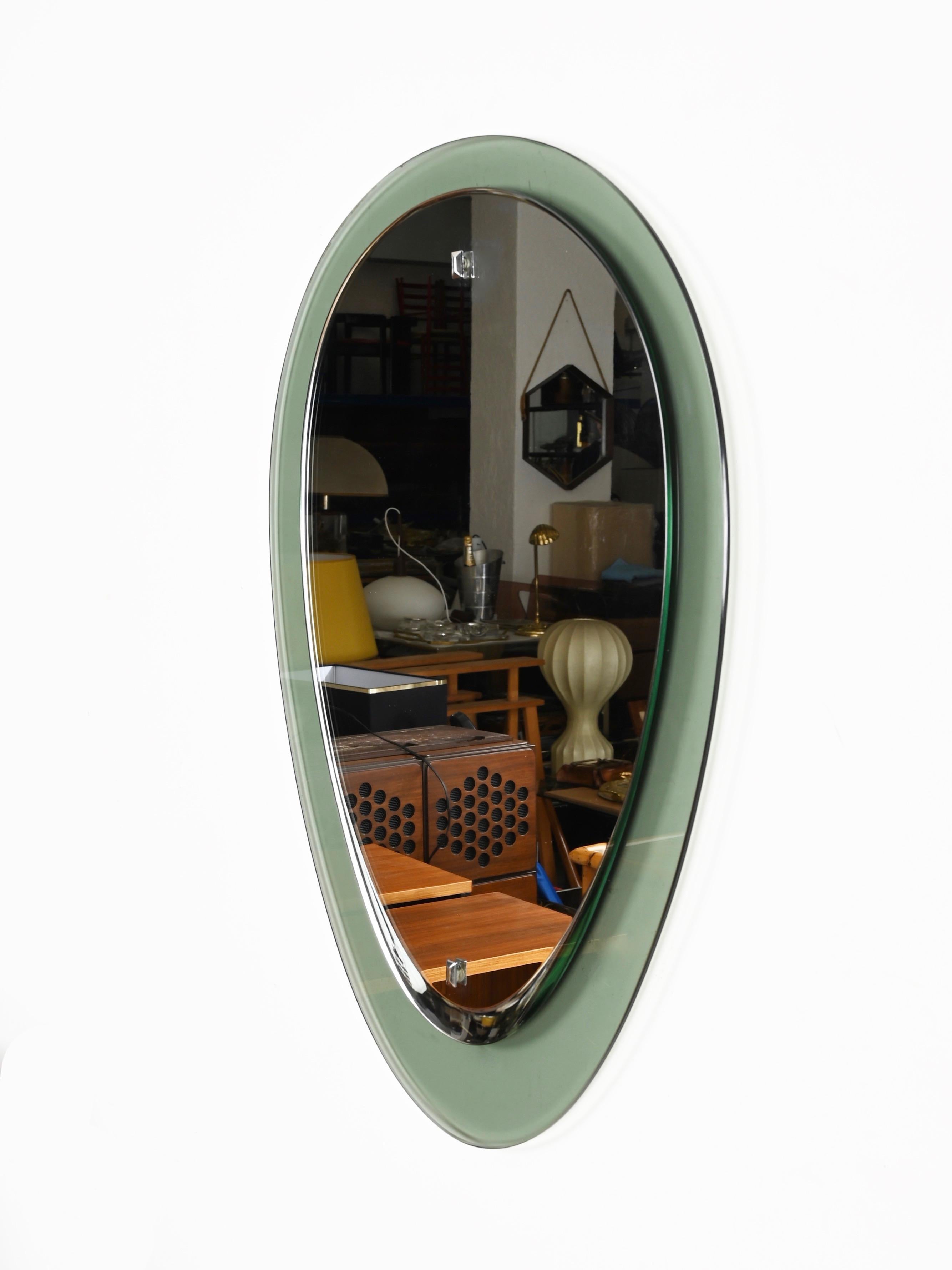Mid-Century moderno Specchio ovale smussato Greene & Greene di Cristal Arte, Italia 1960s in vendita