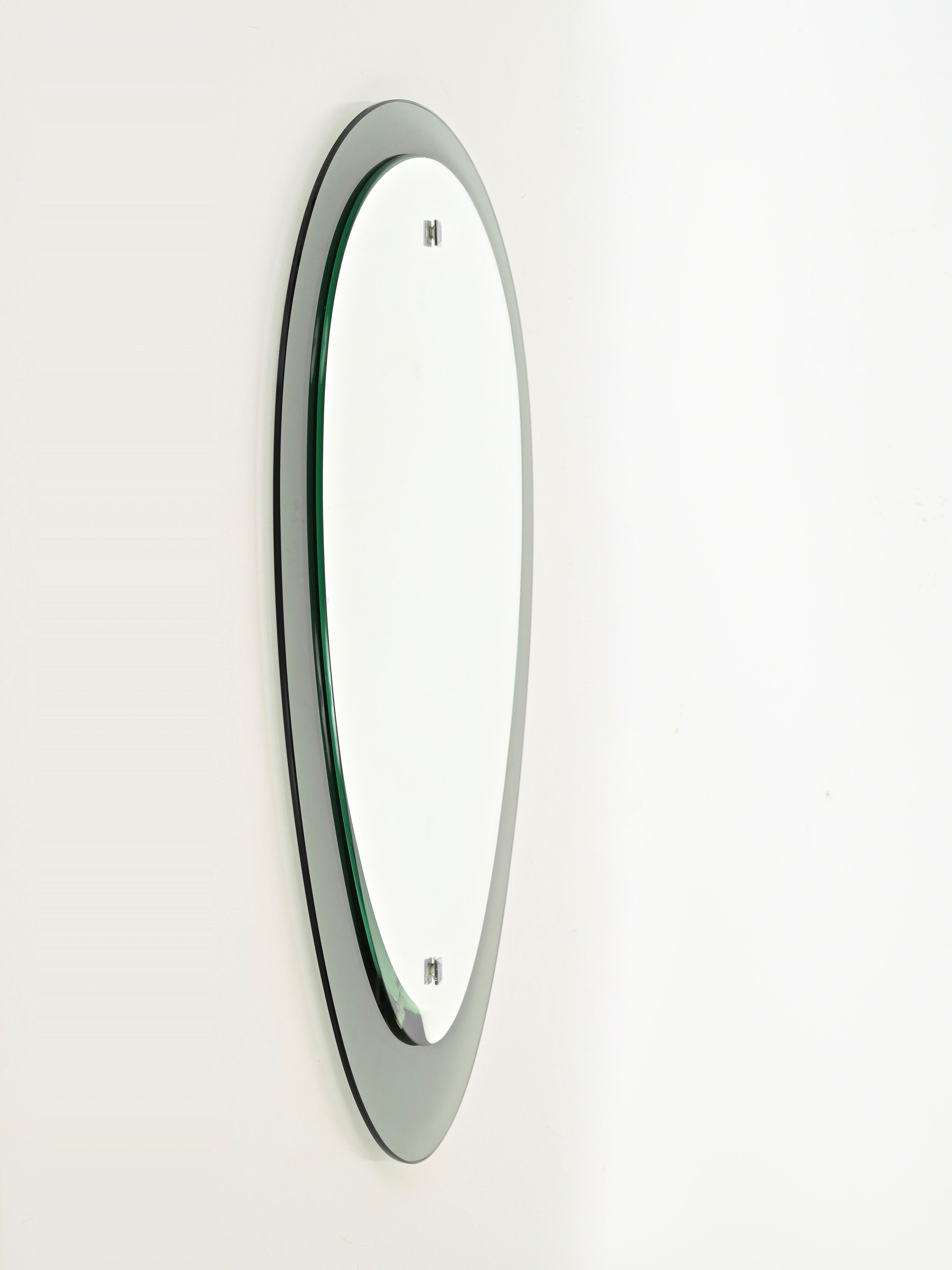 Metà XX secolo Specchio ovale smussato Greene & Greene di Cristal Arte, Italia 1960s in vendita