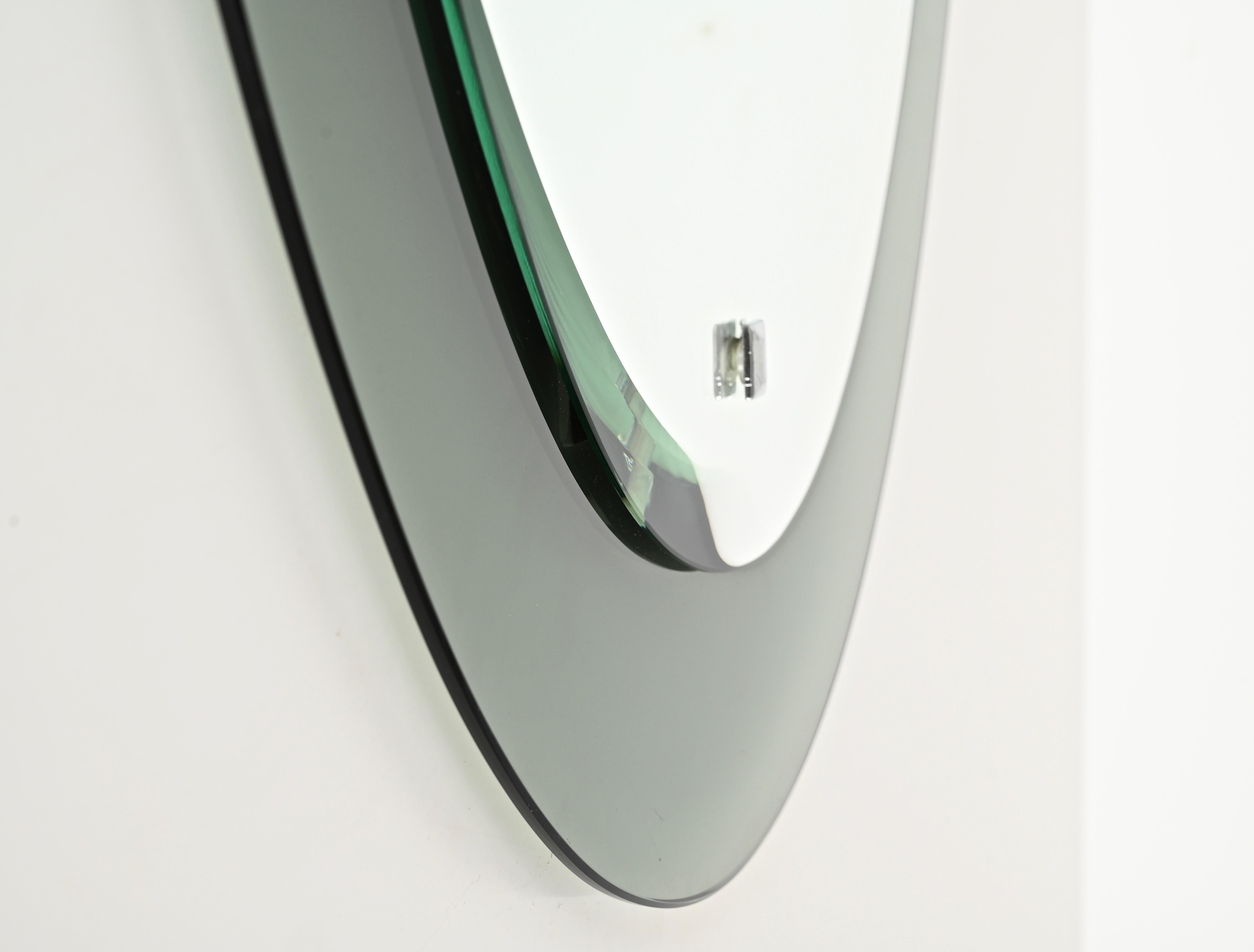 Vetro Specchio ovale smussato Greene & Greene di Cristal Arte, Italia 1960s in vendita