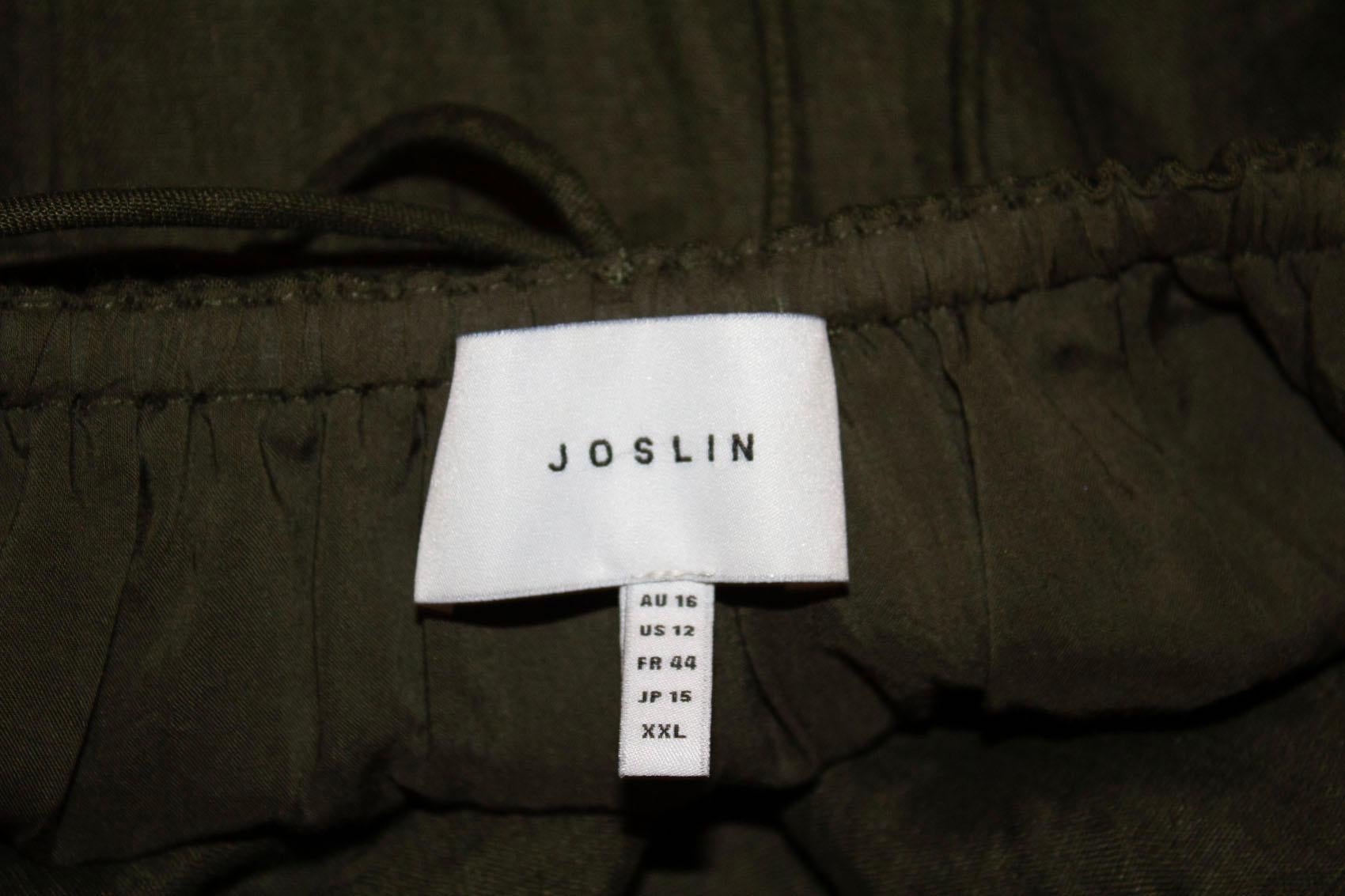 Une magnifique robe d'été de la marque australienne Joslin. Dans une jolie nuance de vert, la robe est dotée de boutons couverts sur le devant et de détails attrayants dans le dos. Il est partiellement doublé et possède une jupe ample.
Taille