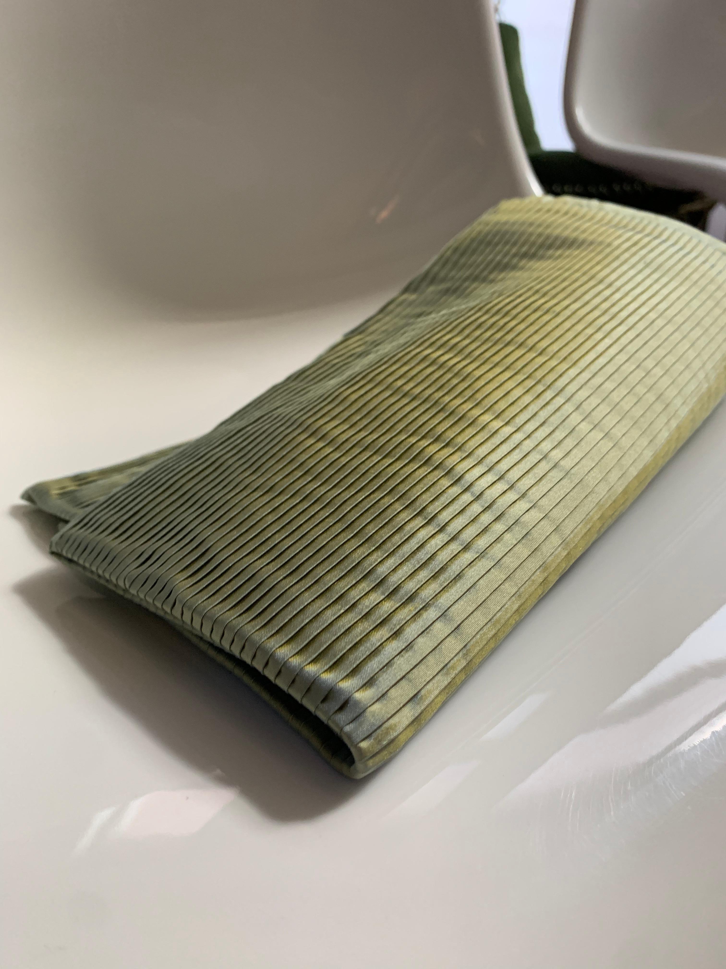 Seta Federa rettangolare in seta plissettata Origami verde salvia con zip in vendita