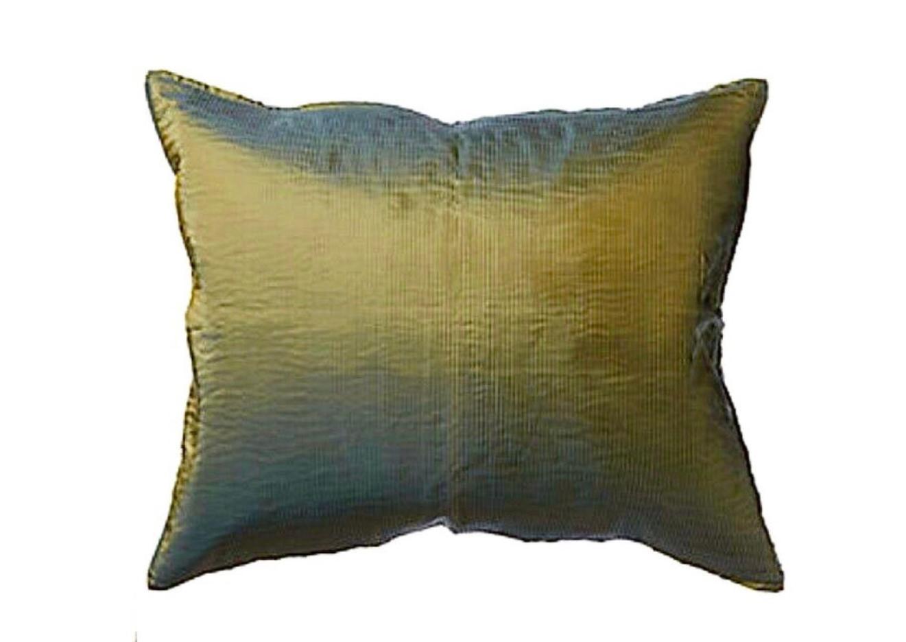 Federa rettangolare in seta plissettata Origami verde salvia con zip in vendita 1