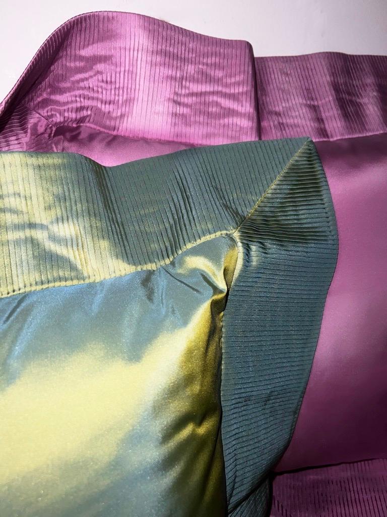Cuscino decorativo a pieghe di cristallo Origami verde salvia in taffetà di seta. Dimensione centrale 14